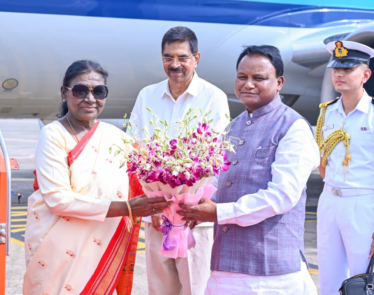 ଓଡ଼ିଶା ଗସ୍ତ ଅବସରରେ ମାନ୍ୟବର ରାଷ୍ଟ୍ରପତି ଶ୍ରୀମତି ଦ୍ରୌପଦୀ ମୁର୍ମୁ ଭୁବନେଶ୍ୱର ବିମାନ ବନ୍ଦରଠାରେ ପହଞ୍ଚିବା ପରେ ମାନ୍ୟବର ରାଜ୍ୟପାଳ ଡକ୍ଟର ହରିବାବୁ କମ୍ଭମପାଟି ଏବଂ ମୁଖ୍ୟମନ୍ତ୍ରୀ ଶ୍ରୀ ମୋହନ ଚରଣ ମାଝୀ ତାଙ୍କୁ ସ୍ୱାଗତ ସମ୍ବର୍ଦ୍ଧନା ଜଣାଇଛନ୍ତି । 