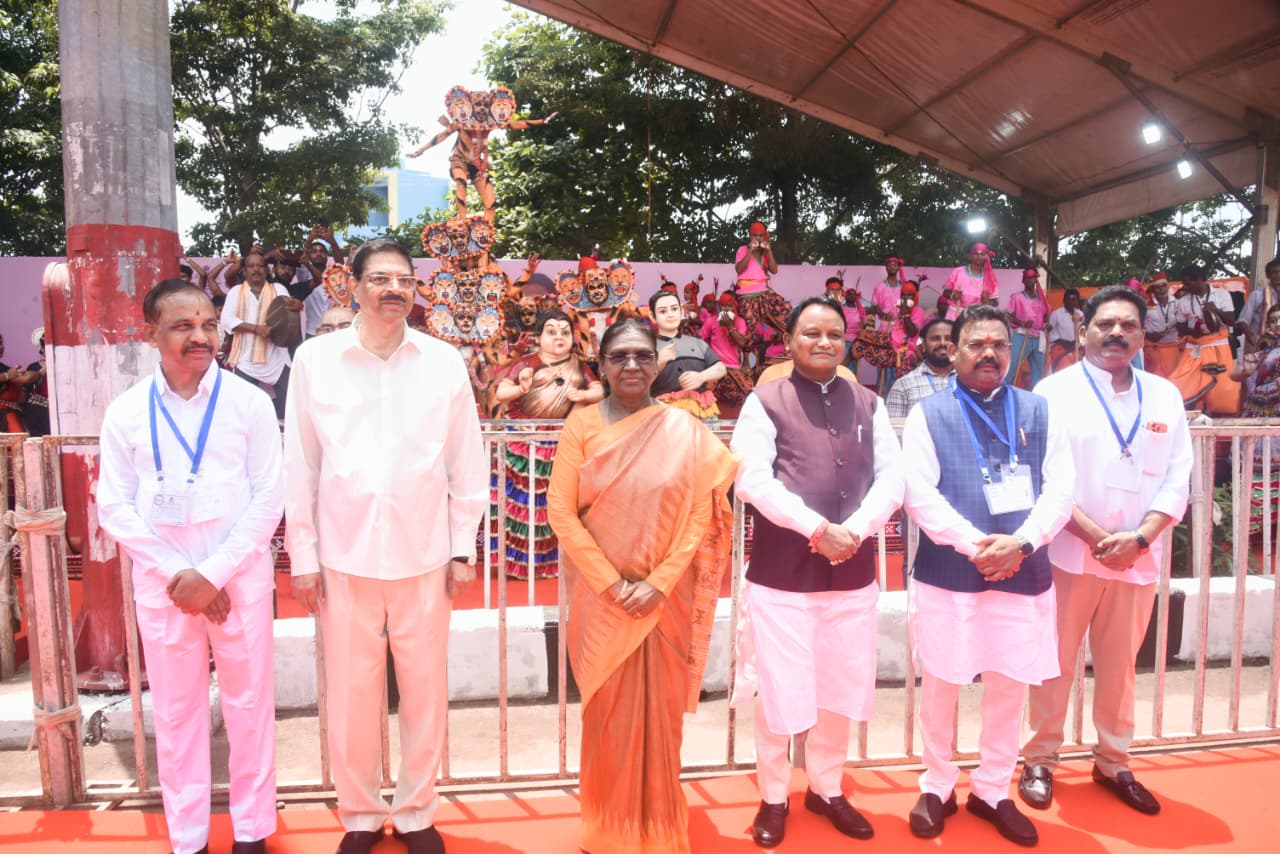 ବ୍ରହ୍ମପୁର ରେଳଷ୍ଟେସନରେ ରାଷ୍ଟ୍ରପତିଙ୍କୁ ରାଜ୍ୟପାଳ ଓ ମୁଖ୍ୟମନ୍ତ୍ରୀଙ୍କ ସ୍ୱାଗତ