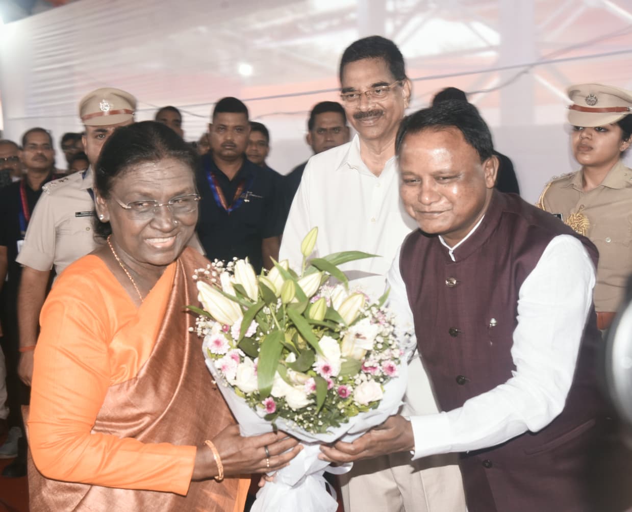 ବ୍ରହ୍ମପୁର ରେଳଷ୍ଟେସନରେ ରାଷ୍ଟ୍ରପତିଙ୍କୁ ରାଜ୍ୟପାଳ ଓ ମୁଖ୍ୟମନ୍ତ୍ରୀଙ୍କ ସ୍ୱାଗତ