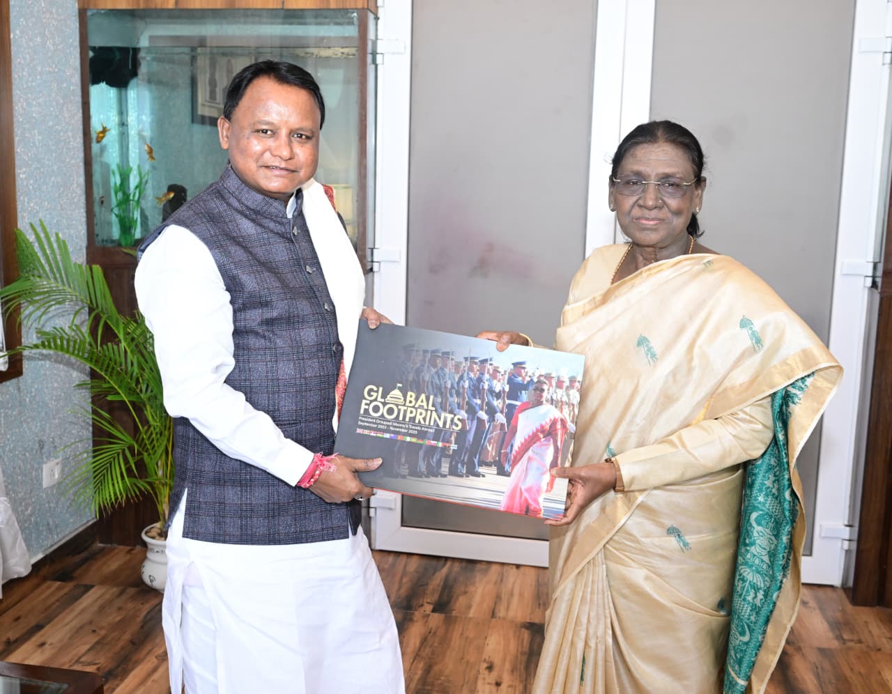 ଗୋପାଳପୁରରେ ରାଷ୍ଟ୍ରପତିଙ୍କୁ ସ୍ମାରକୀ ପ୍ରଦାନ କଲେ ମୁଖ୍ୟମନ୍ତ୍ରୀ
