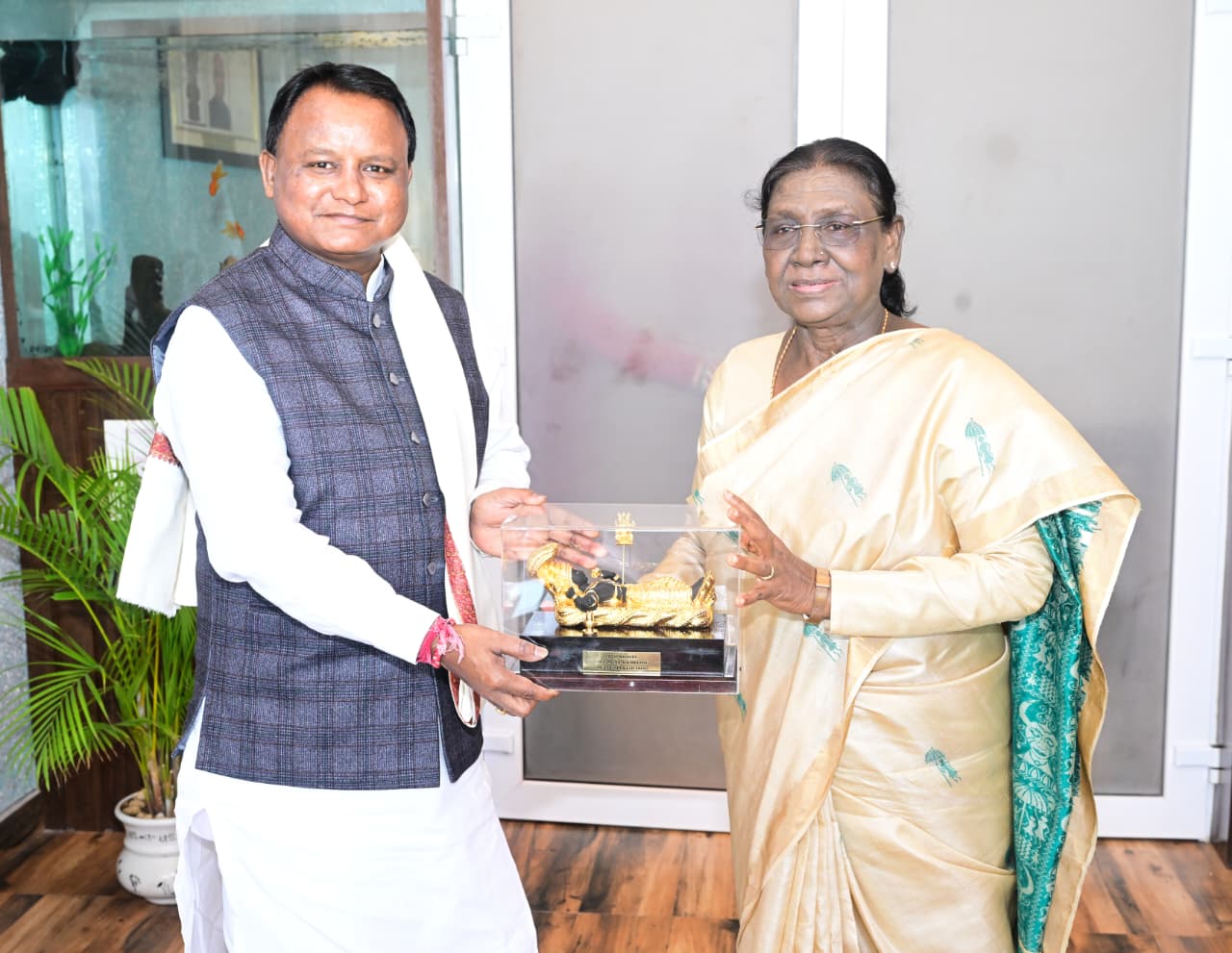 ଗୋପାଳପୁରରେ ରାଷ୍ଟ୍ରପତିଙ୍କୁ ସ୍ମାରକୀ ପ୍ରଦାନ କଲେ ମୁଖ୍ୟମନ୍ତ୍ରୀ