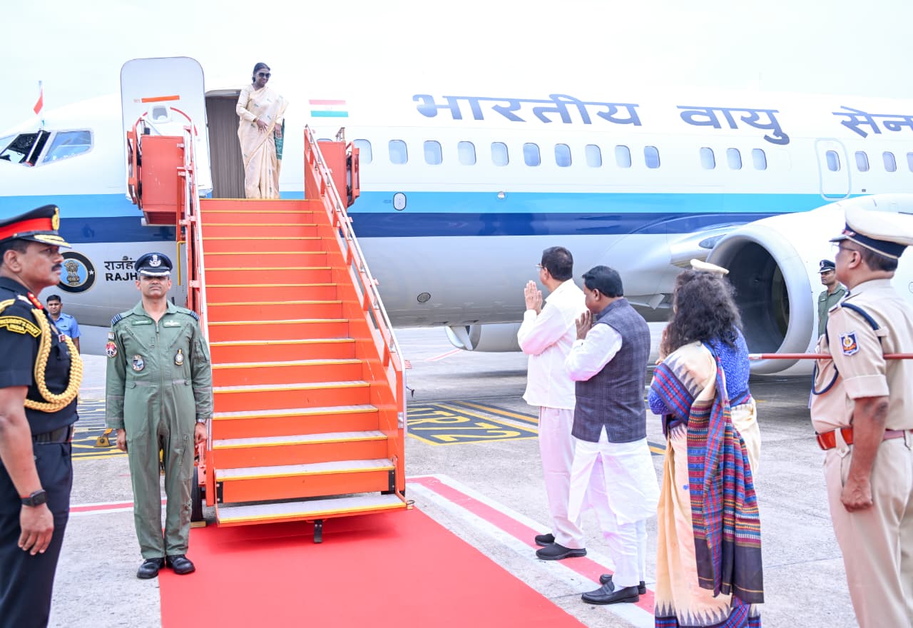 Governor and Chief Minister Bid Farewell to President After Her Odisha Visit