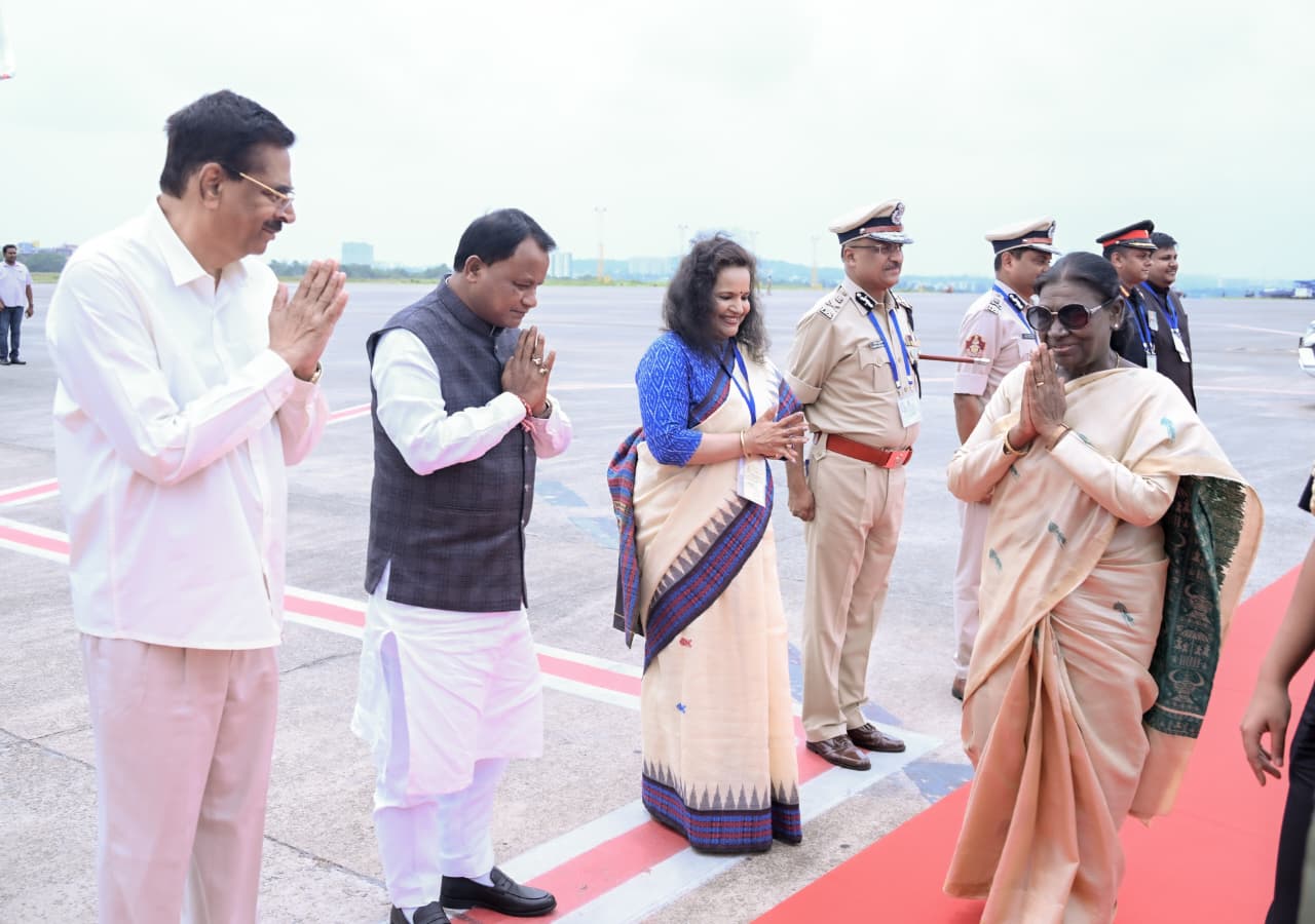 Governor and Chief Minister Bid Farewell to President After Her Odisha Visit