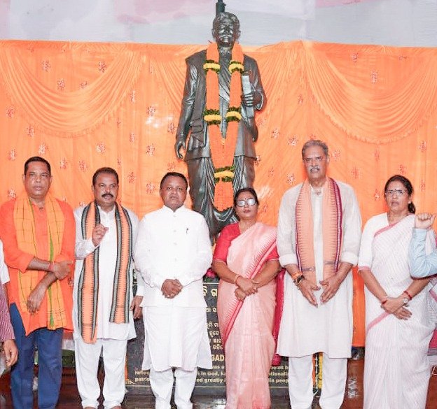 Chief Minister Pays Tribute to Swabhaba Kabi Gangadhar Meher on His Birth Anniversary