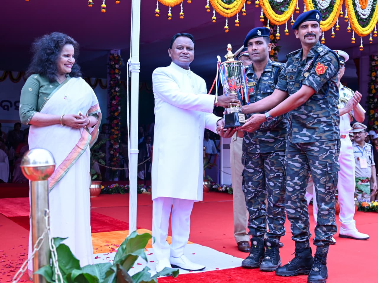 ୮୦ତମ ରାଜ୍ୟସ୍ତରୀୟ ସ୍ୱାଧୀନତା ଦିବସ ପାଳନ: ମହାନ ସଂଗ୍ରାମୀଙ୍କୁ ଶ୍ରଦ୍ଧାଞ୍ଜଳି ଜଣାଇଲେ ମୁଖ୍ୟମନ୍ତ୍ରୀ