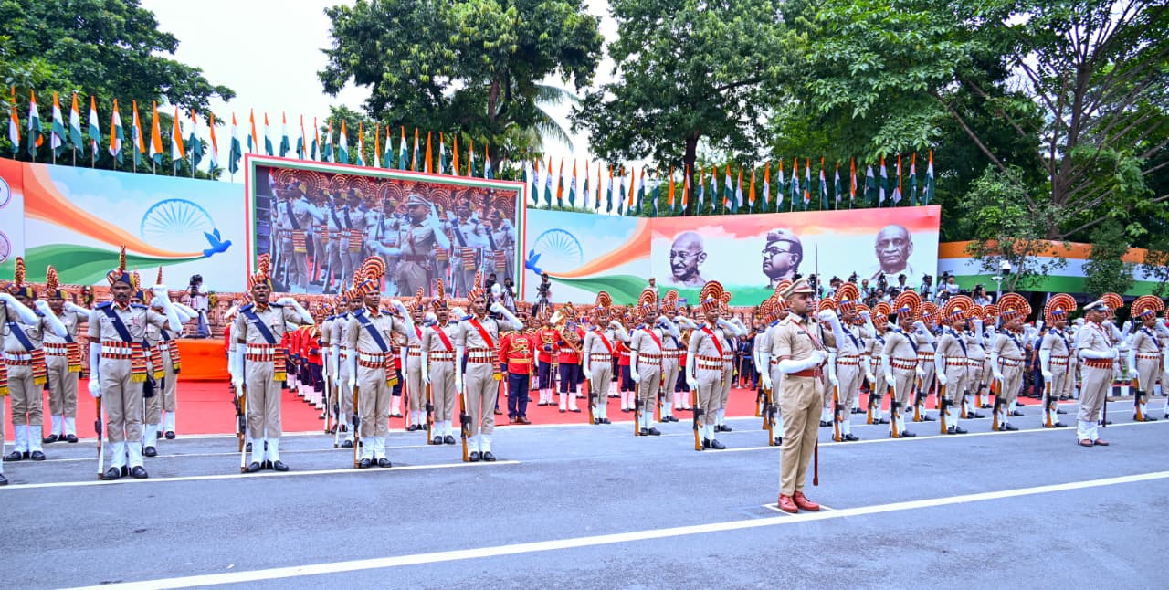 ୮୦ତମ ରାଜ୍ୟସ୍ତରୀୟ ସ୍ୱାଧୀନତା ଦିବସ ପାଳନ: ମହାନ ସଂଗ୍ରାମୀଙ୍କୁ ଶ୍ରଦ୍ଧାଞ୍ଜଳି ଜଣାଇଲେ ମୁଖ୍ୟମନ୍ତ୍ରୀ