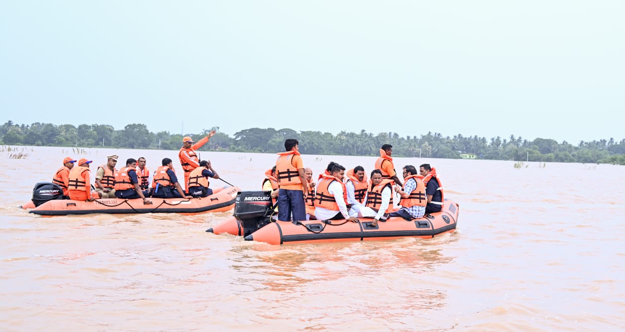 Chief Minister reviews flood situation in Jajpur Dasharathpur