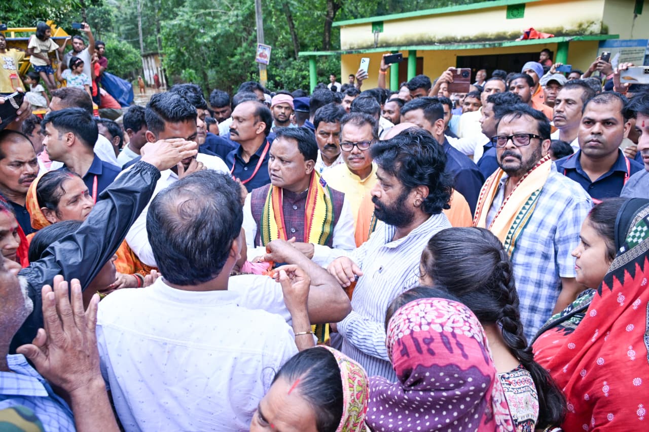 Chief Minister reviews flood situation in Jajpur Dasharathpur