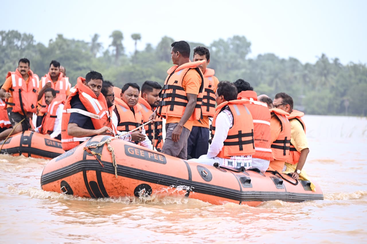 Chief Minister reviews flood situation in Jajpur Dasharathpur