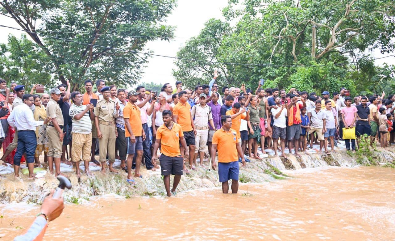 Chief Minister reviews flood situation in Jajpur Dasharathpur