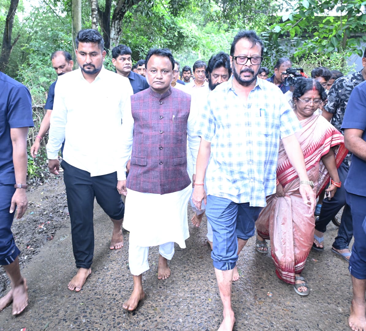 Chief Minister reviews flood situation in Jajpur Dasharathpur