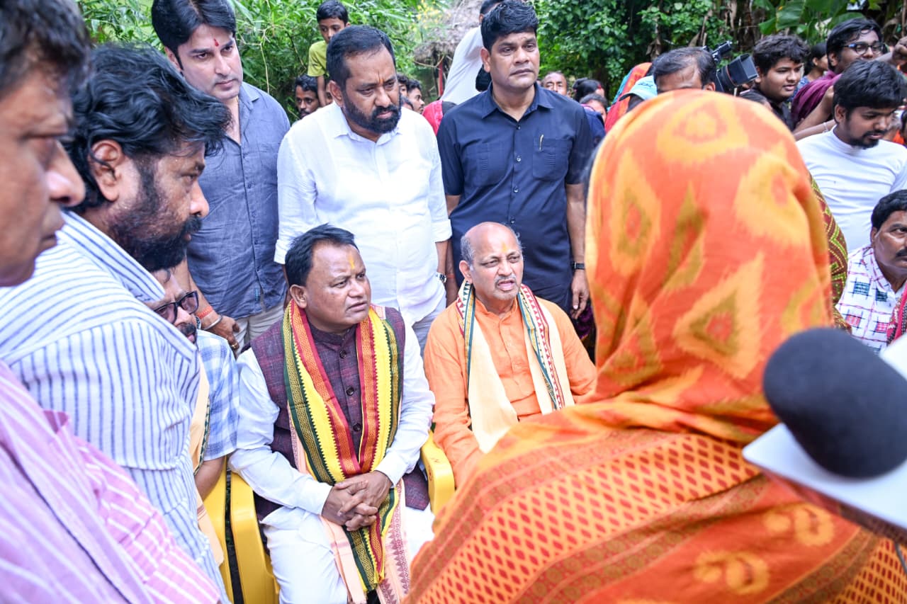 Chief Minister reviews flood situation in Jajpur Dasharathpur