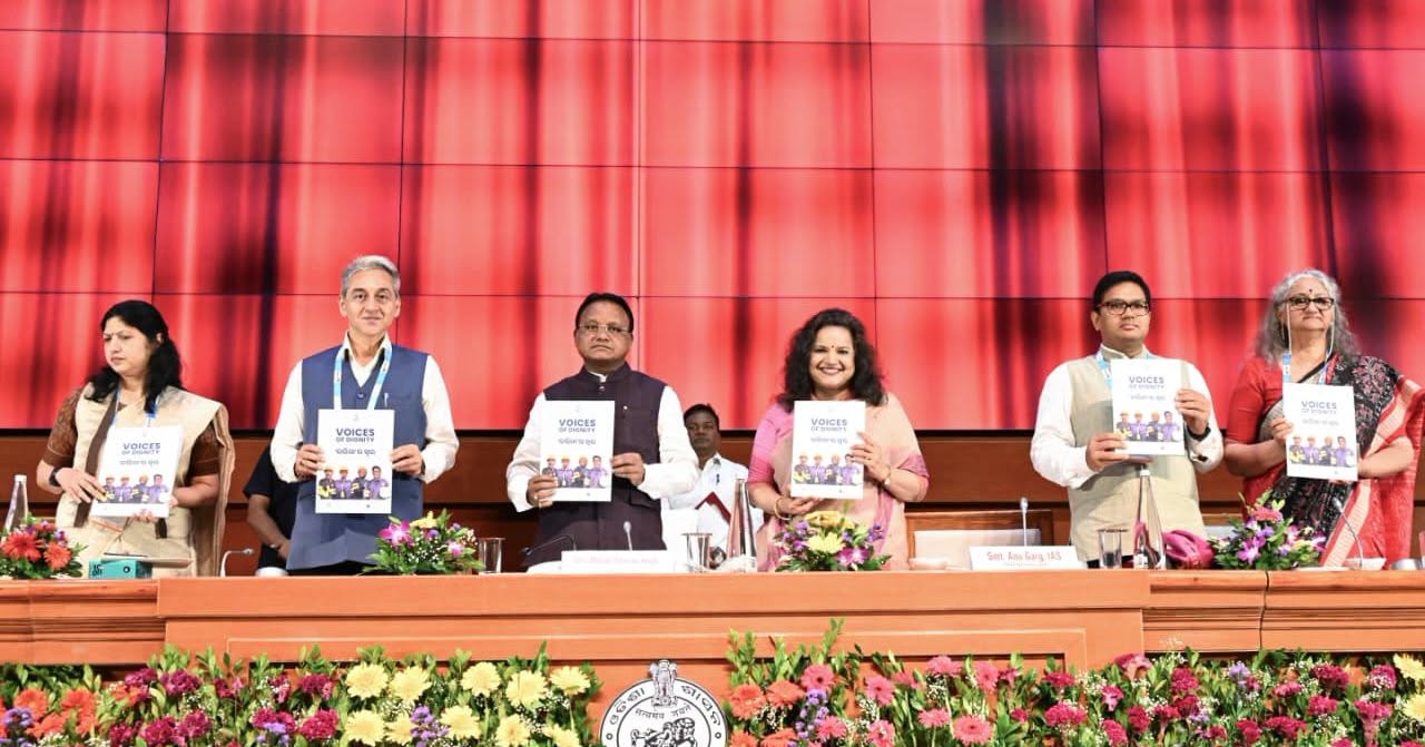 ମୁଖ୍ୟମନ୍ତ୍ରୀ ଶ୍ରୀ ମୋହନ ଚରଣ ମାଝୀ ଲୋକସେବା ଭବନଠାରେ 'ଗରିମା ଦିବସ ୨୦୨୬' ଅବସରରେ "ମିଶନ୍ ଜିରୋ: ସଫେଇ କାର୍ଯ୍ୟରେ ମୃତାହତ ଘଟଣାର ଅବସାନ" ଶୀର୍ଷକ ଜାତୀୟ କର୍ମଶାଳାର ଉଦ୍‌ଘାଟନ କରିବା ସହ ପ୍ରତିବର୍ଷ ଅଗଷ୍ଟ ମାସର ଚତୁର୍ଥ ଶନିବାରକୁ 'ଗରିମା ଦିବସ' ଭାବେ ପାଳନ କରାଯିବ ବୋଲି ଘୋଷଣା କରିଛନ୍ତି । "ଯେଉଁ ହାତ ଆମକୁ ସ୍ୱଚ୍ଛତା ଦିଏ, ସେହି ହାତର ଗରିମା ରକ୍ଷା କରିବା ଆମର ଦାୟିତ୍ୱ" - ଏହି ବାର୍ତ୍ତା ସହ ସଫେଇ କର୍ମଚାରୀଙ୍କ ସୁରକ୍ଷା ଓ ମାନସମ୍ମାନକୁ ପ୍ରାଥମିକତା ଦେଇ ବିପଦପୂର୍ଣ୍ଣ ସଫେଇ କାର୍ଯ୍ୟରେ ଆଧୁନିକ ମେସିନ୍, ରୋବୋଟିକ୍ସ ଓ ନୂତନ ଟେକ୍ନୋଲୋଜିର ବ୍ୟବହାର ଉପରେ ମୁଖ୍ୟମନ୍ତ୍ରୀ ଗୁରୁତ୍ୱାରୋପ କରିଛନ୍ତି ।