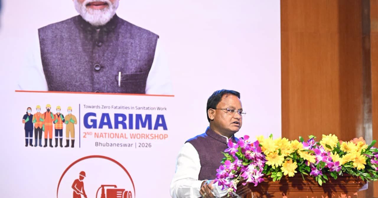 ମୁଖ୍ୟମନ୍ତ୍ରୀ ଶ୍ରୀ ମୋହନ ଚରଣ ମାଝୀ ଲୋକସେବା ଭବନଠାରେ 'ଗରିମା ଦିବସ ୨୦୨୬' ଅବସରରେ "ମିଶନ୍ ଜିରୋ: ସଫେଇ କାର୍ଯ୍ୟରେ ମୃତାହତ ଘଟଣାର ଅବସାନ" ଶୀର୍ଷକ ଜାତୀୟ କର୍ମଶାଳାର ଉଦ୍‌ଘାଟନ କରିବା ସହ ପ୍ରତିବର୍ଷ ଅଗଷ୍ଟ ମାସର ଚତୁର୍ଥ ଶନିବାରକୁ 'ଗରିମା ଦିବସ' ଭାବେ ପାଳନ କରାଯିବ ବୋଲି ଘୋଷଣା କରିଛନ୍ତି । "ଯେଉଁ ହାତ ଆମକୁ ସ୍ୱଚ୍ଛତା ଦିଏ, ସେହି ହାତର ଗରିମା ରକ୍ଷା କରିବା ଆମର ଦାୟିତ୍ୱ" - ଏହି ବାର୍ତ୍ତା ସହ ସଫେଇ କର୍ମଚାରୀଙ୍କ ସୁରକ୍ଷା ଓ ମାନସମ୍ମାନକୁ ପ୍ରାଥମିକତା ଦେଇ ବିପଦପୂର୍ଣ୍ଣ ସଫେଇ କାର୍ଯ୍ୟରେ ଆଧୁନିକ ମେସିନ୍, ରୋବୋଟିକ୍ସ ଓ ନୂତନ ଟେକ୍ନୋଲୋଜିର ବ୍ୟବହାର ଉପରେ ମୁଖ୍ୟମନ୍ତ୍ରୀ ଗୁରୁତ୍ୱାରୋପ କରିଛନ୍ତି ।
