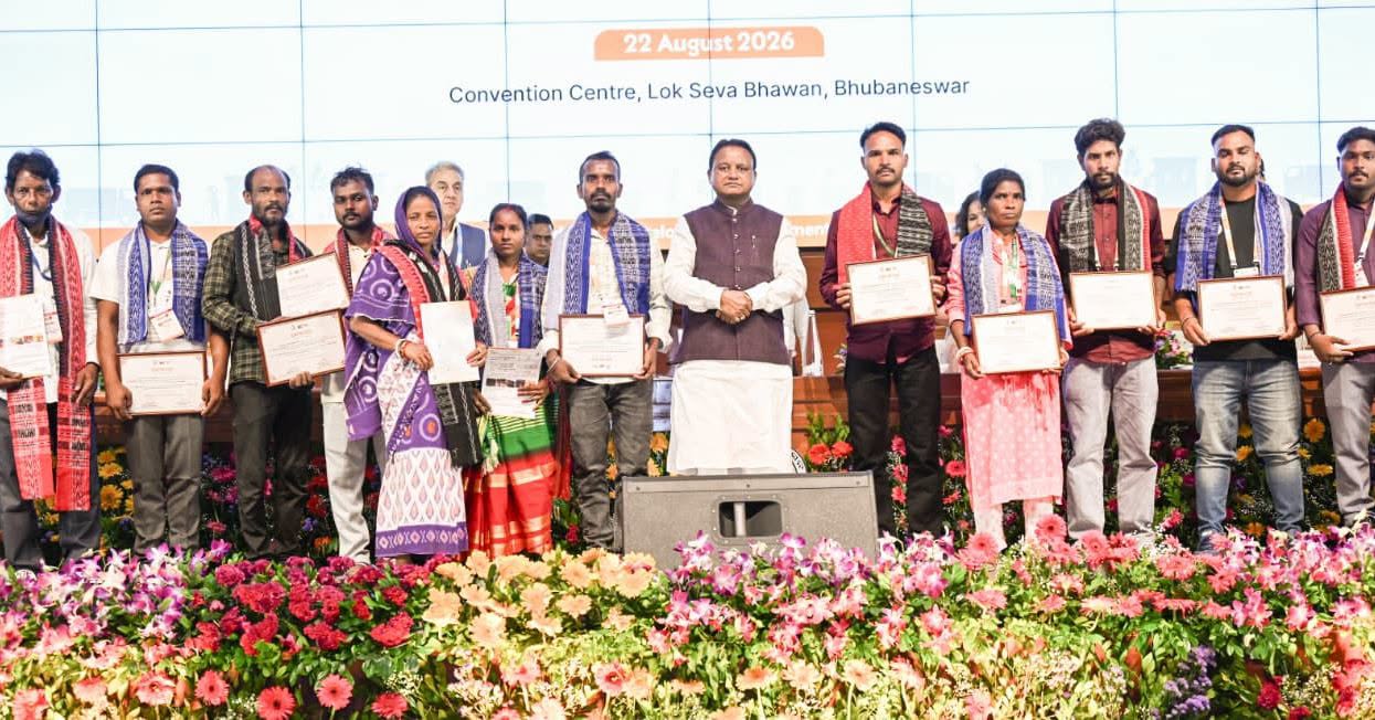 ମୁଖ୍ୟମନ୍ତ୍ରୀ ଶ୍ରୀ ମୋହନ ଚରଣ ମାଝୀ ଲୋକସେବା ଭବନଠାରେ 'ଗରିମା ଦିବସ ୨୦୨୬' ଅବସରରେ "ମିଶନ୍ ଜିରୋ: ସଫେଇ କାର୍ଯ୍ୟରେ ମୃତାହତ ଘଟଣାର ଅବସାନ" ଶୀର୍ଷକ ଜାତୀୟ କର୍ମଶାଳାର ଉଦ୍‌ଘାଟନ କରିବା ସହ ପ୍ରତିବର୍ଷ ଅଗଷ୍ଟ ମାସର ଚତୁର୍ଥ ଶନିବାରକୁ 'ଗରିମା ଦିବସ' ଭାବେ ପାଳନ କରାଯିବ ବୋଲି ଘୋଷଣା କରିଛନ୍ତି । "ଯେଉଁ ହାତ ଆମକୁ ସ୍ୱଚ୍ଛତା ଦିଏ, ସେହି ହାତର ଗରିମା ରକ୍ଷା କରିବା ଆମର ଦାୟିତ୍ୱ" - ଏହି ବାର୍ତ୍ତା ସହ ସଫେଇ କର୍ମଚାରୀଙ୍କ ସୁରକ୍ଷା ଓ ମାନସମ୍ମାନକୁ ପ୍ରାଥମିକତା ଦେଇ ବିପଦପୂର୍ଣ୍ଣ ସଫେଇ କାର୍ଯ୍ୟରେ ଆଧୁନିକ ମେସିନ୍, ରୋବୋଟିକ୍ସ ଓ ନୂତନ ଟେକ୍ନୋଲୋଜିର ବ୍ୟବହାର ଉପରେ ମୁଖ୍ୟମନ୍ତ୍ରୀ ଗୁରୁତ୍ୱାରୋପ କରିଛନ୍ତି ।