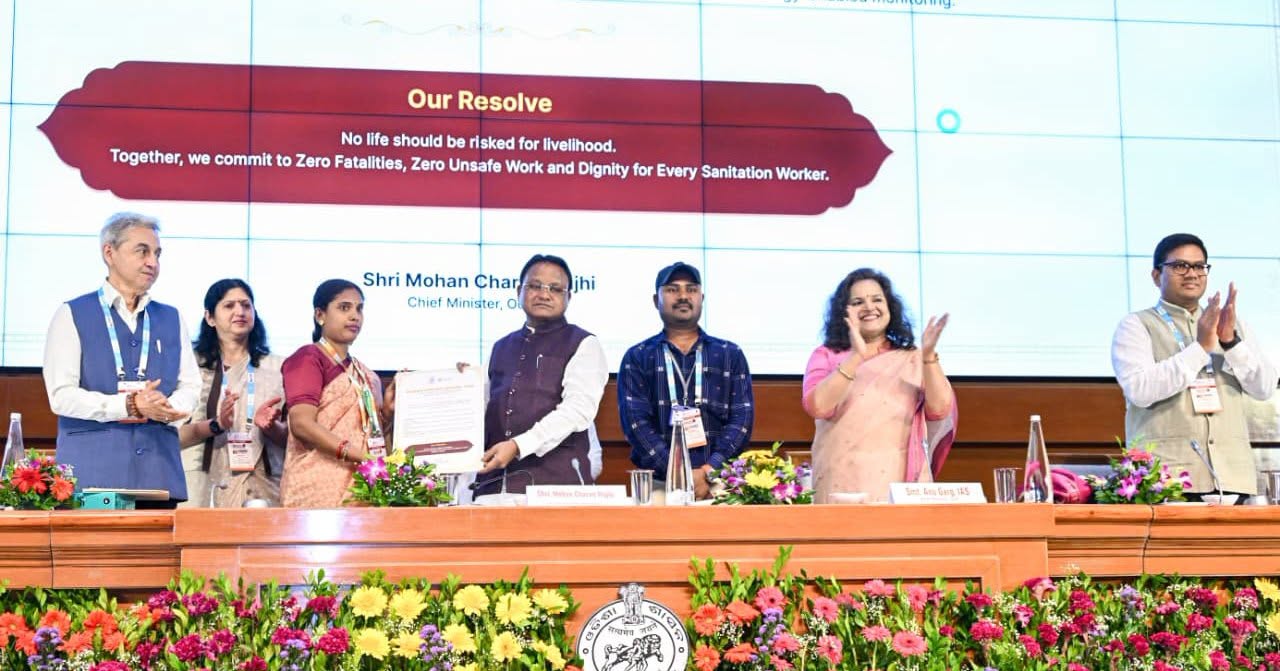 ମୁଖ୍ୟମନ୍ତ୍ରୀ ଶ୍ରୀ ମୋହନ ଚରଣ ମାଝୀ ଲୋକସେବା ଭବନଠାରେ 'ଗରିମା ଦିବସ ୨୦୨୬' ଅବସରରେ "ମିଶନ୍ ଜିରୋ: ସଫେଇ କାର୍ଯ୍ୟରେ ମୃତାହତ ଘଟଣାର ଅବସାନ" ଶୀର୍ଷକ ଜାତୀୟ କର୍ମଶାଳାର ଉଦ୍‌ଘାଟନ କରିବା ସହ ପ୍ରତିବର୍ଷ ଅଗଷ୍ଟ ମାସର ଚତୁର୍ଥ ଶନିବାରକୁ 'ଗରିମା ଦିବସ' ଭାବେ ପାଳନ କରାଯିବ ବୋଲି ଘୋଷଣା କରିଛନ୍ତି । "ଯେଉଁ ହାତ ଆମକୁ ସ୍ୱଚ୍ଛତା ଦିଏ, ସେହି ହାତର ଗରିମା ରକ୍ଷା କରିବା ଆମର ଦାୟିତ୍ୱ" - ଏହି ବାର୍ତ୍ତା ସହ ସଫେଇ କର୍ମଚାରୀଙ୍କ ସୁରକ୍ଷା ଓ ମାନସମ୍ମାନକୁ ପ୍ରାଥମିକତା ଦେଇ ବିପଦପୂର୍ଣ୍ଣ ସଫେଇ କାର୍ଯ୍ୟରେ ଆଧୁନିକ ମେସିନ୍, ରୋବୋଟିକ୍ସ ଓ ନୂତନ ଟେକ୍ନୋଲୋଜିର ବ୍ୟବହାର ଉପରେ ମୁଖ୍ୟମନ୍ତ୍ରୀ ଗୁରୁତ୍ୱାରୋପ କରିଛନ୍ତି ।