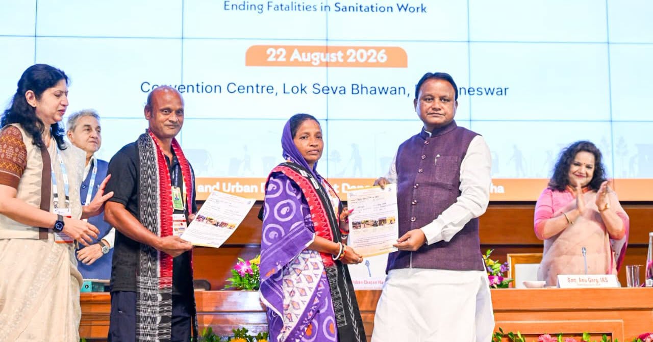 ମୁଖ୍ୟମନ୍ତ୍ରୀ ଶ୍ରୀ ମୋହନ ଚରଣ ମାଝୀ ଲୋକସେବା ଭବନଠାରେ 'ଗରିମା ଦିବସ ୨୦୨୬' ଅବସରରେ "ମିଶନ୍ ଜିରୋ: ସଫେଇ କାର୍ଯ୍ୟରେ ମୃତାହତ ଘଟଣାର ଅବସାନ" ଶୀର୍ଷକ ଜାତୀୟ କର୍ମଶାଳାର ଉଦ୍‌ଘାଟନ କରିବା ସହ ପ୍ରତିବର୍ଷ ଅଗଷ୍ଟ ମାସର ଚତୁର୍ଥ ଶନିବାରକୁ 'ଗରିମା ଦିବସ' ଭାବେ ପାଳନ କରାଯିବ ବୋଲି ଘୋଷଣା କରିଛନ୍ତି । "ଯେଉଁ ହାତ ଆମକୁ ସ୍ୱଚ୍ଛତା ଦିଏ, ସେହି ହାତର ଗରିମା ରକ୍ଷା କରିବା ଆମର ଦାୟିତ୍ୱ" - ଏହି ବାର୍ତ୍ତା ସହ ସଫେଇ କର୍ମଚାରୀଙ୍କ ସୁରକ୍ଷା ଓ ମାନସମ୍ମାନକୁ ପ୍ରାଥମିକତା ଦେଇ ବିପଦପୂର୍ଣ୍ଣ ସଫେଇ କାର୍ଯ୍ୟରେ ଆଧୁନିକ ମେସିନ୍, ରୋବୋଟିକ୍ସ ଓ ନୂତନ ଟେକ୍ନୋଲୋଜିର ବ୍ୟବହାର ଉପରେ ମୁଖ୍ୟମନ୍ତ୍ରୀ ଗୁରୁତ୍ୱାରୋପ କରିଛନ୍ତି ।