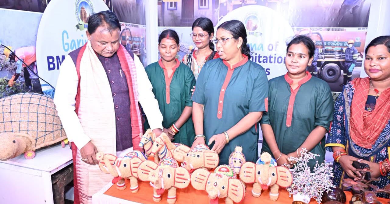 ମୁଖ୍ୟମନ୍ତ୍ରୀ ଶ୍ରୀ ମୋହନ ଚରଣ ମାଝୀ ଲୋକସେବା ଭବନଠାରେ 'ଗରିମା ଦିବସ ୨୦୨୬' ଅବସରରେ "ମିଶନ୍ ଜିରୋ: ସଫେଇ କାର୍ଯ୍ୟରେ ମୃତାହତ ଘଟଣାର ଅବସାନ" ଶୀର୍ଷକ ଜାତୀୟ କର୍ମଶାଳାର ଉଦ୍‌ଘାଟନ କରିବା ସହ ପ୍ରତିବର୍ଷ ଅଗଷ୍ଟ ମାସର ଚତୁର୍ଥ ଶନିବାରକୁ 'ଗରିମା ଦିବସ' ଭାବେ ପାଳନ କରାଯିବ ବୋଲି ଘୋଷଣା କରିଛନ୍ତି । "ଯେଉଁ ହାତ ଆମକୁ ସ୍ୱଚ୍ଛତା ଦିଏ, ସେହି ହାତର ଗରିମା ରକ୍ଷା କରିବା ଆମର ଦାୟିତ୍ୱ" - ଏହି ବାର୍ତ୍ତା ସହ ସଫେଇ କର୍ମଚାରୀଙ୍କ ସୁରକ୍ଷା ଓ ମାନସମ୍ମାନକୁ ପ୍ରାଥମିକତା ଦେଇ ବିପଦପୂର୍ଣ୍ଣ ସଫେଇ କାର୍ଯ୍ୟରେ ଆଧୁନିକ ମେସିନ୍, ରୋବୋଟିକ୍ସ ଓ ନୂତନ ଟେକ୍ନୋଲୋଜିର ବ୍ୟବହାର ଉପରେ ମୁଖ୍ୟମନ୍ତ୍ରୀ ଗୁରୁତ୍ୱାରୋପ କରିଛନ୍ତି ।
