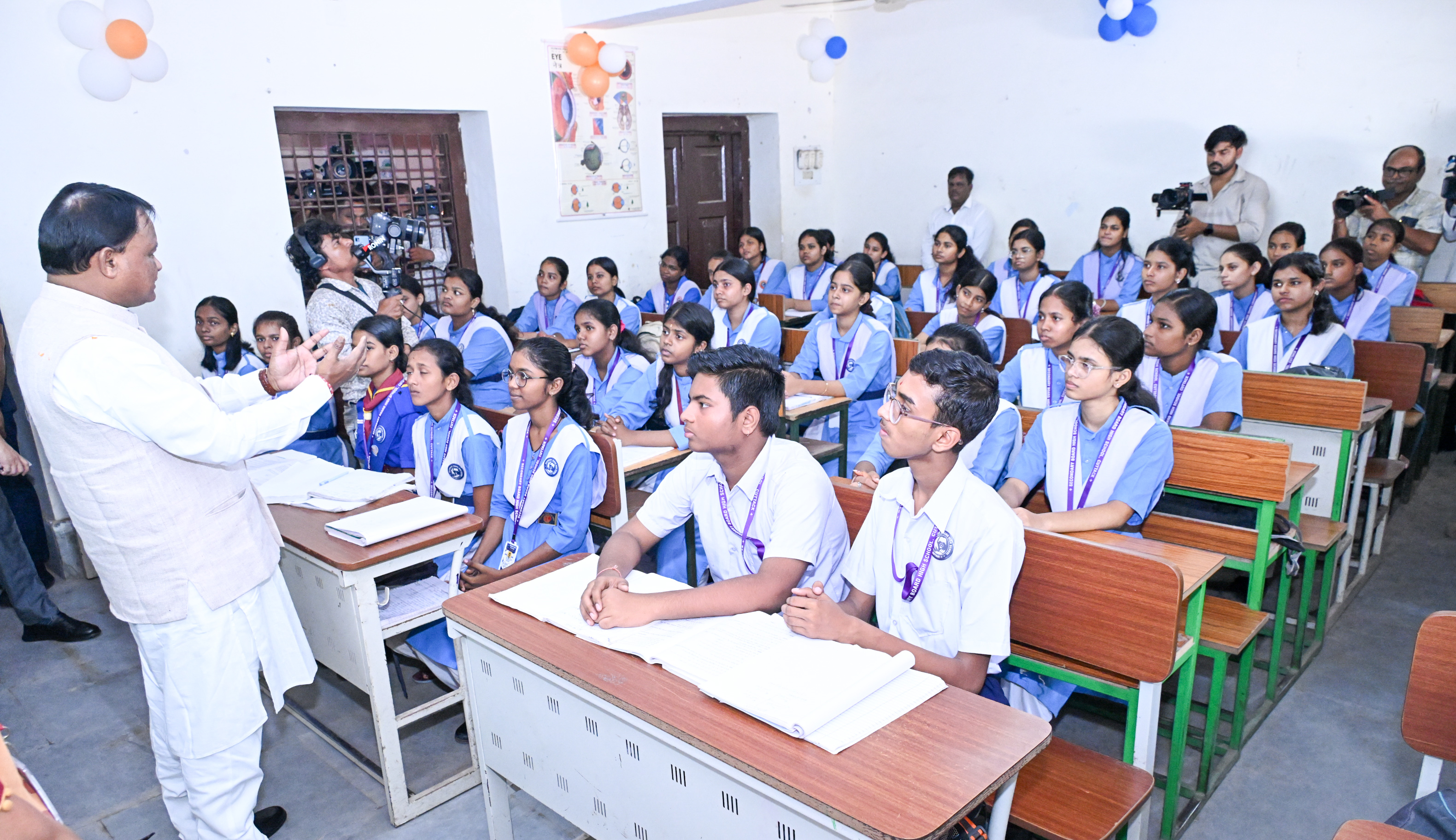 ମୁଖ୍ୟମନ୍ତ୍ରୀ ଶ୍ରୀ ମୋହନ ଚରଣ ମାଝୀ କଟକଠାରେ ଆୟୋଜିତ ରାଜ୍ୟସ୍ତରୀୟ ଗୁରୁ ଦିବସ ସମାରୋହରେ ଯୋଗଦେଇ ପୂର୍ବତନ ରାଷ୍ଟ୍ରପତି ଡଃ ସର୍ବପଲ୍ଲୀ ରାଧାକୃଷ୍ଣନଙ୍କ ପ୍ରତି ଶ୍ରଦ୍ଧାଞ୍ଜଳି ଜ୍ଞାପନ କରିଛନ୍ତି । ଏହି ଅବସରରେ ସମାଜ ନିର୍ମାଣରେ ଗୁରୁଙ୍କ ଭୂମିକାକୁ ଅତୁଳନୀୟ ଆଖ୍ୟା ଦେଇ, ‘କେଜି ରୁ ପିଜି’ ନିଃଶୁଳ୍କ ଶିକ୍ଷା ଓ ‘ଗୋଦାବରୀଶ ମିଶ୍ର ଆଦର୍ଶ ପ୍ରାଥମିକ ବିଦ୍ୟାଳୟ’ ଯୋଜନା ମାଧ୍ୟମରେ ରାଜ୍ୟର ଶିକ୍ଷା ବ୍ୟବସ୍ଥାରେ ଏକ ଯୁଗାନ୍ତକାରୀ ରୂପାନ୍ତର ଆଣିବା ସରକାରଙ୍କ ମୁଖ୍ୟ ଲକ୍ଷ୍ୟ ବୋଲି ମୁଖ୍ୟମନ୍ତ୍ରୀ  ପ୍ରକାଶ କରିଛନ୍ତି ।  'ପଞ୍ଚସଖା ଶିକ୍ଷା ସେତୁ' ଜରିଆରେ ସରକାର, ଶିକ୍ଷକ, ଅଭିଭାବକ ଓ ପୁରାତନ ଛାତ୍ରଛାତ୍ରୀଙ୍କ ମି