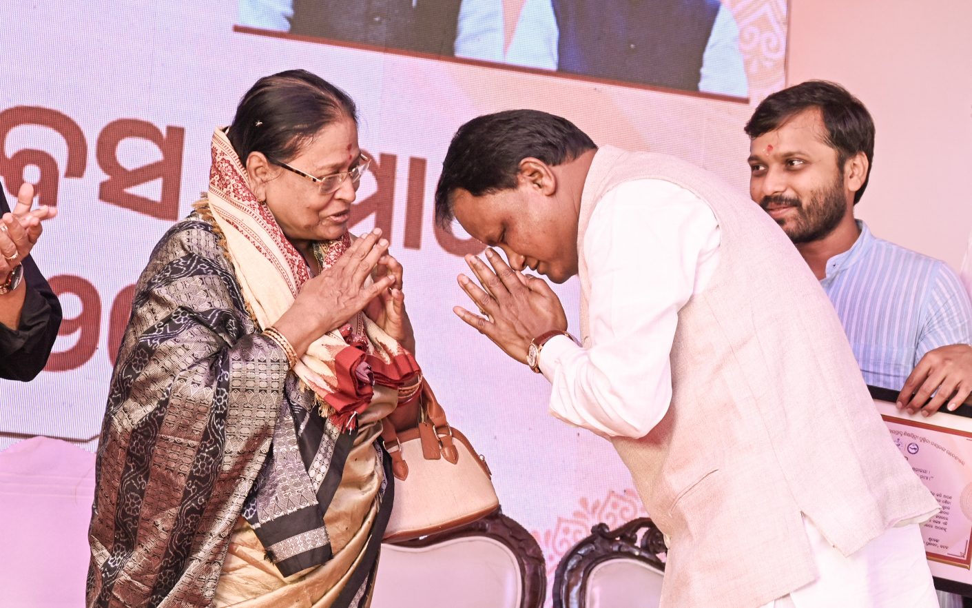 ମୁଖ୍ୟମନ୍ତ୍ରୀ ଶ୍ରୀ ମୋହନ ଚରଣ ମାଝୀ କଟକଠାରେ ଆୟୋଜିତ ରାଜ୍ୟସ୍ତରୀୟ ଗୁରୁ ଦିବସ ସମାରୋହରେ ଯୋଗଦେଇ ପୂର୍ବତନ ରାଷ୍ଟ୍ରପତି ଡଃ ସର୍ବପଲ୍ଲୀ ରାଧାକୃଷ୍ଣନଙ୍କ ପ୍ରତି ଶ୍ରଦ୍ଧାଞ୍ଜଳି ଜ୍ଞାପନ କରିଛନ୍ତି । ଏହି ଅବସରରେ ସମାଜ ନିର୍ମାଣରେ ଗୁରୁଙ୍କ ଭୂମିକାକୁ ଅତୁଳନୀୟ ଆଖ୍ୟା ଦେଇ, ‘କେଜି ରୁ ପିଜି’ ନିଃଶୁଳ୍କ ଶିକ୍ଷା ଓ ‘ଗୋଦାବରୀଶ ମିଶ୍ର ଆଦର୍ଶ ପ୍ରାଥମିକ ବିଦ୍ୟାଳୟ’ ଯୋଜନା ମାଧ୍ୟମରେ ରାଜ୍ୟର ଶିକ୍ଷା ବ୍ୟବସ୍ଥାରେ ଏକ ଯୁଗାନ୍ତକାରୀ ରୂପାନ୍ତର ଆଣିବା ସରକାରଙ୍କ ମୁଖ୍ୟ ଲକ୍ଷ୍ୟ ବୋଲି ମୁଖ୍ୟମନ୍ତ୍ରୀ  ପ୍ରକାଶ କରିଛନ୍ତି ।  'ପଞ୍ଚସଖା ଶିକ୍ଷା ସେତୁ' ଜରିଆରେ ସରକାର, ଶିକ୍ଷକ, ଅଭିଭାବକ ଓ ପୁରାତନ ଛାତ୍ରଛାତ୍ରୀଙ୍କ ମି