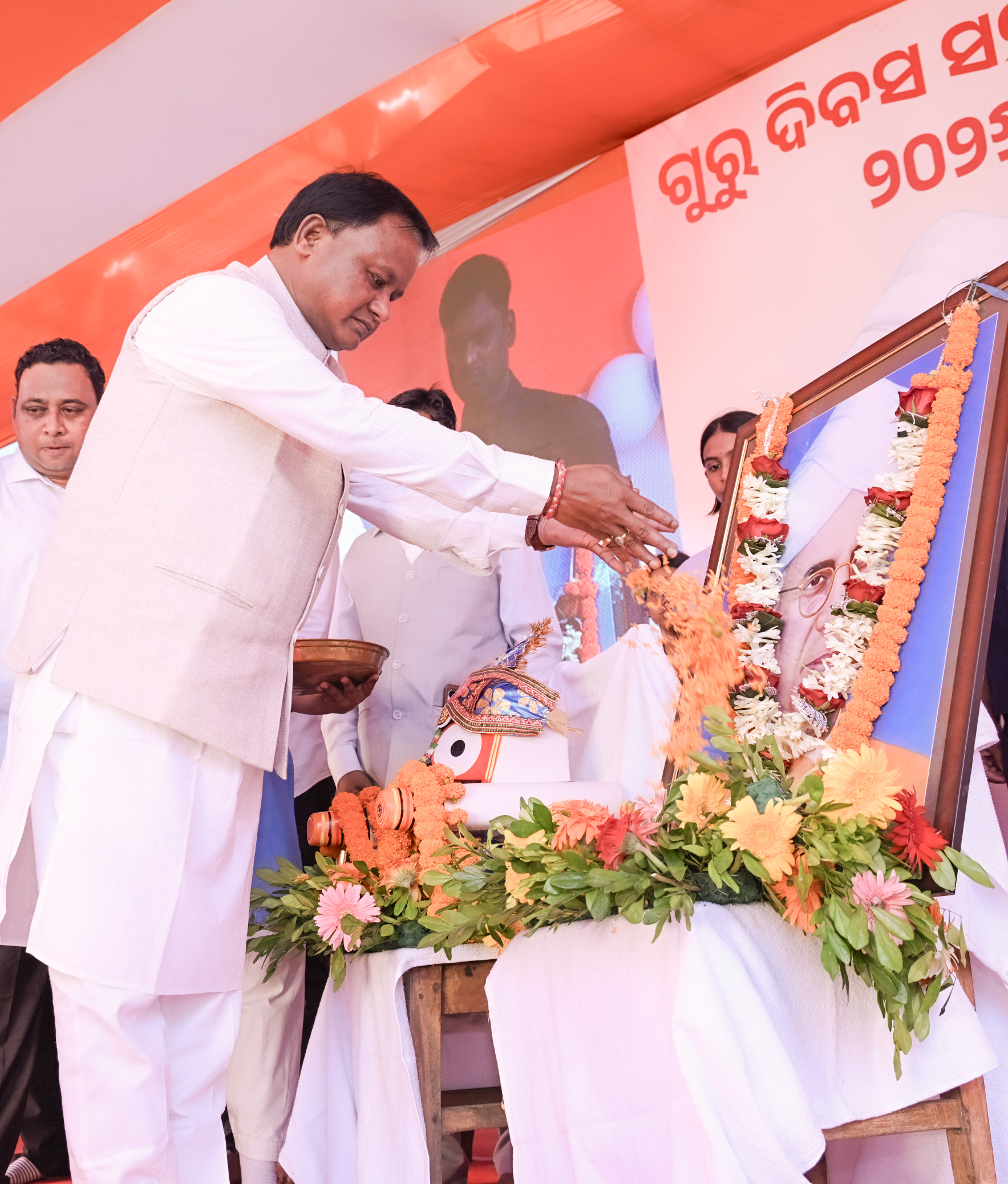 ମୁଖ୍ୟମନ୍ତ୍ରୀ ଶ୍ରୀ ମୋହନ ଚରଣ ମାଝୀ କଟକଠାରେ ଆୟୋଜିତ ରାଜ୍ୟସ୍ତରୀୟ ଗୁରୁ ଦିବସ ସମାରୋହରେ ଯୋଗଦେଇ ପୂର୍ବତନ ରାଷ୍ଟ୍ରପତି ଡଃ ସର୍ବପଲ୍ଲୀ ରାଧାକୃଷ୍ଣନଙ୍କ ପ୍ରତି ଶ୍ରଦ୍ଧାଞ୍ଜଳି ଜ୍ଞାପନ କରିଛନ୍ତି । ଏହି ଅବସରରେ ସମାଜ ନିର୍ମାଣରେ ଗୁରୁଙ୍କ ଭୂମିକାକୁ ଅତୁଳନୀୟ ଆଖ୍ୟା ଦେଇ, ‘କେଜି ରୁ ପିଜି’ ନିଃଶୁଳ୍କ ଶିକ୍ଷା ଓ ‘ଗୋଦାବରୀଶ ମିଶ୍ର ଆଦର୍ଶ ପ୍ରାଥମିକ ବିଦ୍ୟାଳୟ’ ଯୋଜନା ମାଧ୍ୟମରେ ରାଜ୍ୟର ଶିକ୍ଷା ବ୍ୟବସ୍ଥାରେ ଏକ ଯୁଗାନ୍ତକାରୀ ରୂପାନ୍ତର ଆଣିବା ସରକାରଙ୍କ ମୁଖ୍ୟ ଲକ୍ଷ୍ୟ ବୋଲି ମୁଖ୍ୟମନ୍ତ୍ରୀ  ପ୍ରକାଶ କରିଛନ୍ତି ।  'ପଞ୍ଚସଖା ଶିକ୍ଷା ସେତୁ' ଜରିଆରେ ସରକାର, ଶିକ୍ଷକ, ଅଭିଭାବକ ଓ ପୁରାତନ ଛାତ୍ରଛାତ୍ରୀଙ୍କ ମି