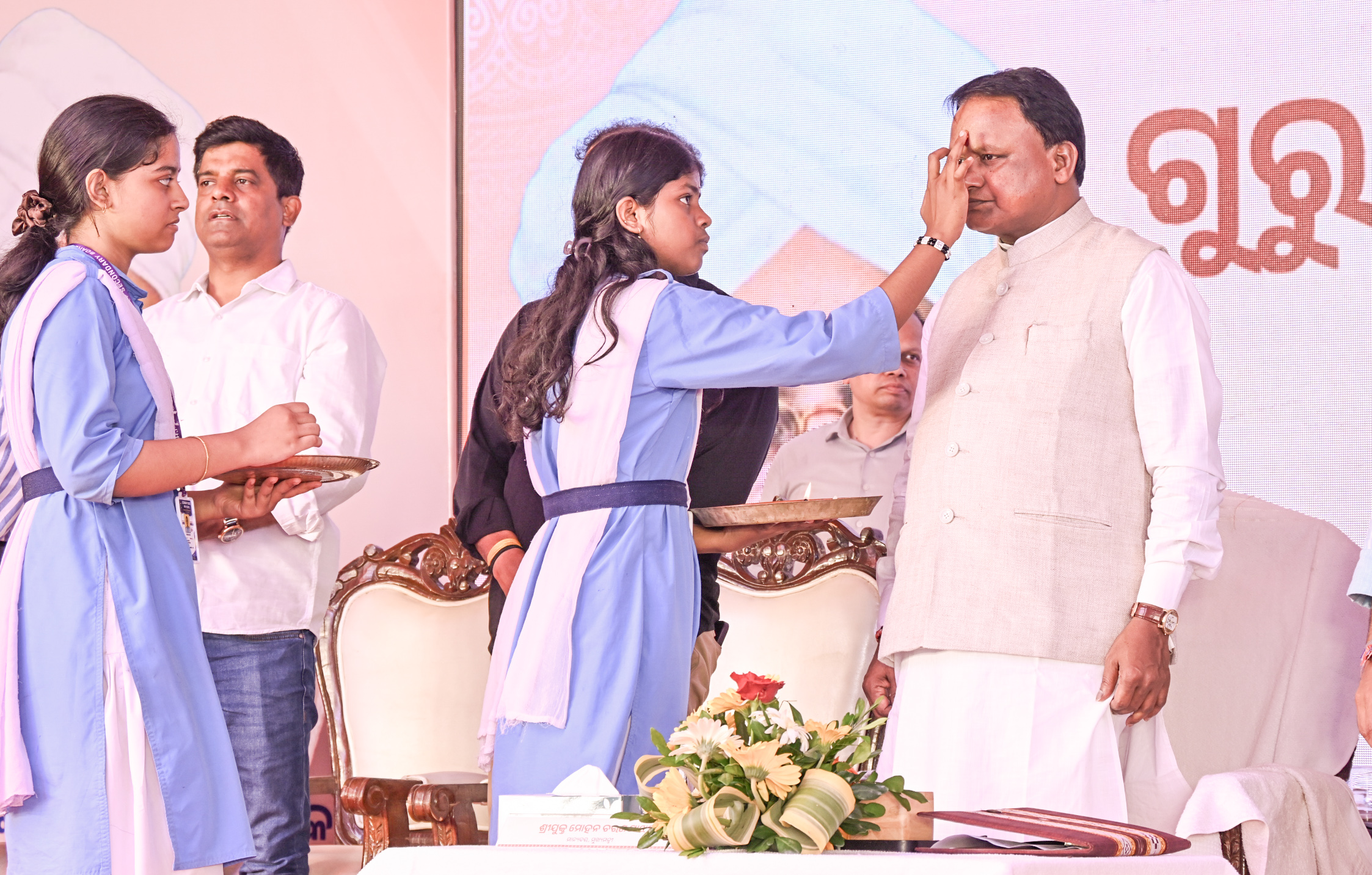 ମୁଖ୍ୟମନ୍ତ୍ରୀ ଶ୍ରୀ ମୋହନ ଚରଣ ମାଝୀ କଟକଠାରେ ଆୟୋଜିତ ରାଜ୍ୟସ୍ତରୀୟ ଗୁରୁ ଦିବସ ସମାରୋହରେ ଯୋଗଦେଇ ପୂର୍ବତନ ରାଷ୍ଟ୍ରପତି ଡଃ ସର୍ବପଲ୍ଲୀ ରାଧାକୃଷ୍ଣନଙ୍କ ପ୍ରତି ଶ୍ରଦ୍ଧାଞ୍ଜଳି ଜ୍ଞାପନ କରିଛନ୍ତି । ଏହି ଅବସରରେ ସମାଜ ନିର୍ମାଣରେ ଗୁରୁଙ୍କ ଭୂମିକାକୁ ଅତୁଳନୀୟ ଆଖ୍ୟା ଦେଇ, ‘କେଜି ରୁ ପିଜି’ ନିଃଶୁଳ୍କ ଶିକ୍ଷା ଓ ‘ଗୋଦାବରୀଶ ମିଶ୍ର ଆଦର୍ଶ ପ୍ରାଥମିକ ବିଦ୍ୟାଳୟ’ ଯୋଜନା ମାଧ୍ୟମରେ ରାଜ୍ୟର ଶିକ୍ଷା ବ୍ୟବସ୍ଥାରେ ଏକ ଯୁଗାନ୍ତକାରୀ ରୂପାନ୍ତର ଆଣିବା ସରକାରଙ୍କ ମୁଖ୍ୟ ଲକ୍ଷ୍ୟ ବୋଲି ମୁଖ୍ୟମନ୍ତ୍ରୀ  ପ୍ରକାଶ କରିଛନ୍ତି ।  'ପଞ୍ଚସଖା ଶିକ୍ଷା ସେତୁ' ଜରିଆରେ ସରକାର, ଶିକ୍ଷକ, ଅଭିଭାବକ ଓ ପୁରାତନ ଛାତ୍ରଛାତ୍ରୀଙ୍କ ମି