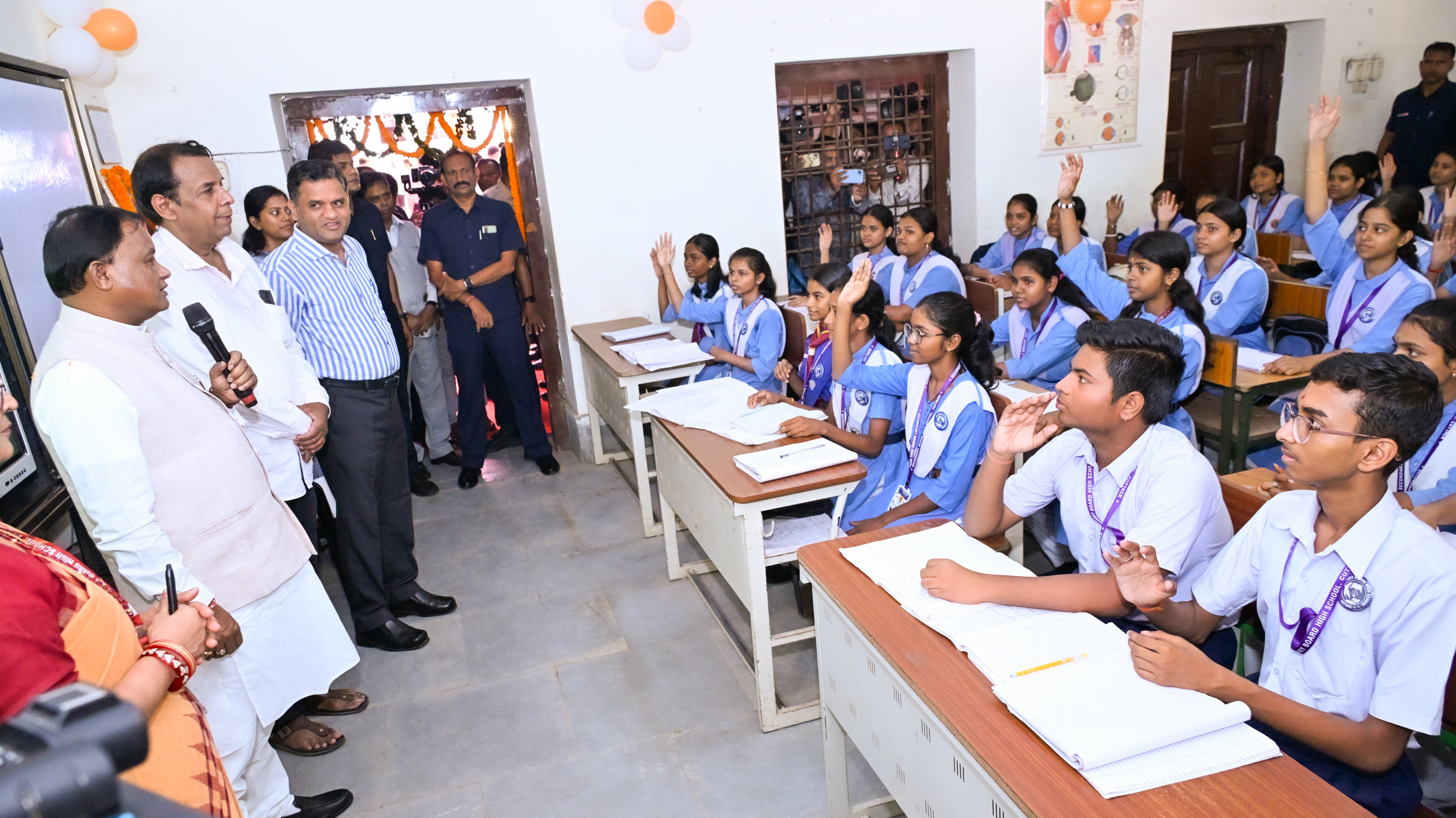 ମୁଖ୍ୟମନ୍ତ୍ରୀ ଶ୍ରୀ ମୋହନ ଚରଣ ମାଝୀ କଟକଠାରେ ଆୟୋଜିତ ରାଜ୍ୟସ୍ତରୀୟ ଗୁରୁ ଦିବସ ସମାରୋହରେ ଯୋଗଦେଇ ପୂର୍ବତନ ରାଷ୍ଟ୍ରପତି ଡଃ ସର୍ବପଲ୍ଲୀ ରାଧାକୃଷ୍ଣନଙ୍କ ପ୍ରତି ଶ୍ରଦ୍ଧାଞ୍ଜଳି ଜ୍ଞାପନ କରିଛନ୍ତି । ଏହି ଅବସରରେ ସମାଜ ନିର୍ମାଣରେ ଗୁରୁଙ୍କ ଭୂମିକାକୁ ଅତୁଳନୀୟ ଆଖ୍ୟା ଦେଇ, ‘କେଜି ରୁ ପିଜି’ ନିଃଶୁଳ୍କ ଶିକ୍ଷା ଓ ‘ଗୋଦାବରୀଶ ମିଶ୍ର ଆଦର୍ଶ ପ୍ରାଥମିକ ବିଦ୍ୟାଳୟ’ ଯୋଜନା ମାଧ୍ୟମରେ ରାଜ୍ୟର ଶିକ୍ଷା ବ୍ୟବସ୍ଥାରେ ଏକ ଯୁଗାନ୍ତକାରୀ ରୂପାନ୍ତର ଆଣିବା ସରକାରଙ୍କ ମୁଖ୍ୟ ଲକ୍ଷ୍ୟ ବୋଲି ମୁଖ୍ୟମନ୍ତ୍ରୀ  ପ୍ରକାଶ କରିଛନ୍ତି ।  'ପଞ୍ଚସଖା ଶିକ୍ଷା ସେତୁ' ଜରିଆରେ ସରକାର, ଶିକ୍ଷକ, ଅଭିଭାବକ ଓ ପୁରାତନ ଛାତ୍ରଛାତ୍ରୀଙ୍କ ମି