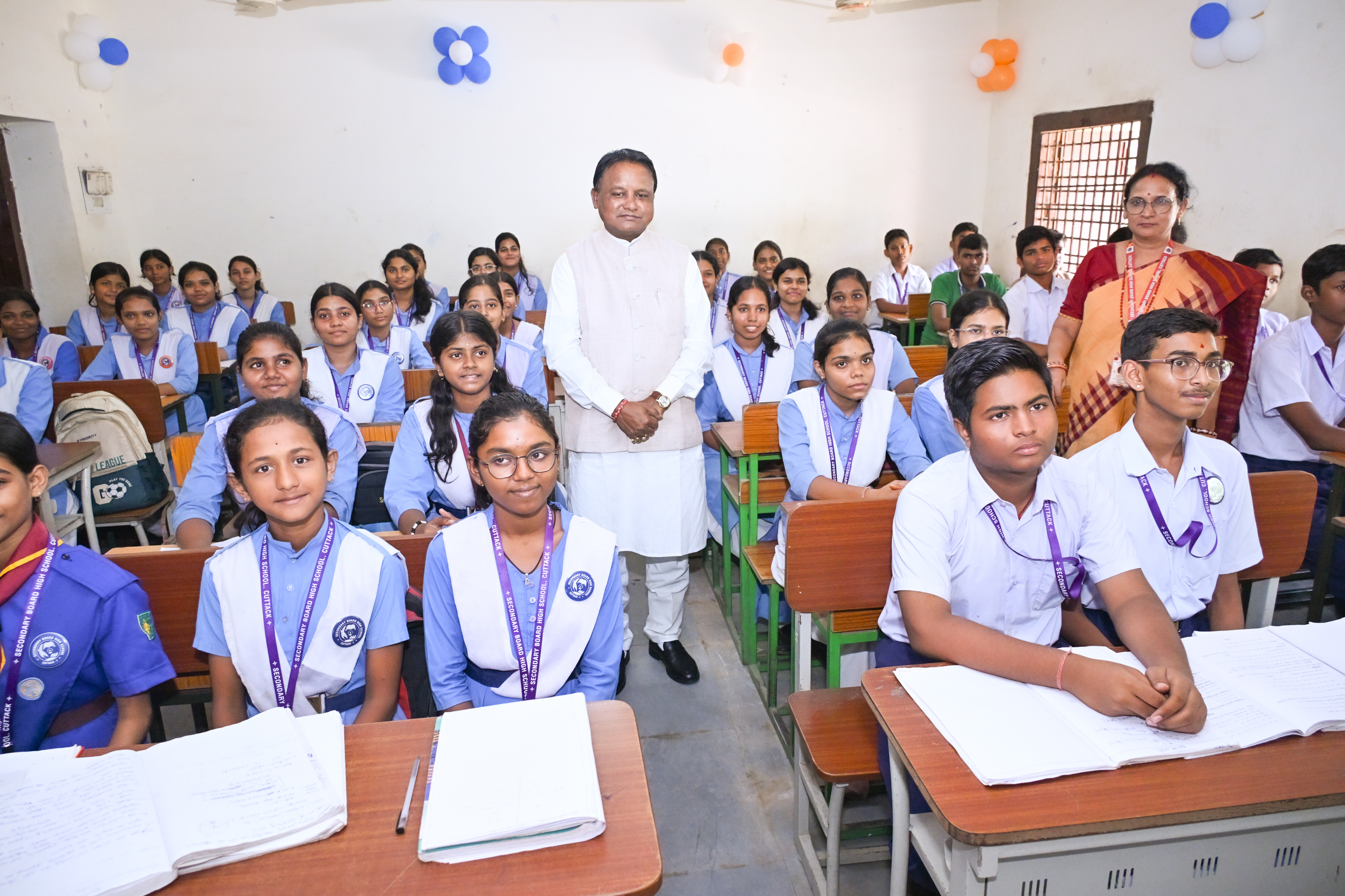 ମୁଖ୍ୟମନ୍ତ୍ରୀ ଶ୍ରୀ ମୋହନ ଚରଣ ମାଝୀ କଟକଠାରେ ଆୟୋଜିତ ରାଜ୍ୟସ୍ତରୀୟ ଗୁରୁ ଦିବସ ସମାରୋହରେ ଯୋଗଦେଇ ପୂର୍ବତନ ରାଷ୍ଟ୍ରପତି ଡଃ ସର୍ବପଲ୍ଲୀ ରାଧାକୃଷ୍ଣନଙ୍କ ପ୍ରତି ଶ୍ରଦ୍ଧାଞ୍ଜଳି ଜ୍ଞାପନ କରିଛନ୍ତି । ଏହି ଅବସରରେ ସମାଜ ନିର୍ମାଣରେ ଗୁରୁଙ୍କ ଭୂମିକାକୁ ଅତୁଳନୀୟ ଆଖ୍ୟା ଦେଇ, ‘କେଜି ରୁ ପିଜି’ ନିଃଶୁଳ୍କ ଶିକ୍ଷା ଓ ‘ଗୋଦାବରୀଶ ମିଶ୍ର ଆଦର୍ଶ ପ୍ରାଥମିକ ବିଦ୍ୟାଳୟ’ ଯୋଜନା ମାଧ୍ୟମରେ ରାଜ୍ୟର ଶିକ୍ଷା ବ୍ୟବସ୍ଥାରେ ଏକ ଯୁଗାନ୍ତକାରୀ ରୂପାନ୍ତର ଆଣିବା ସରକାରଙ୍କ ମୁଖ୍ୟ ଲକ୍ଷ୍ୟ ବୋଲି ମୁଖ୍ୟମନ୍ତ୍ରୀ  ପ୍ରକାଶ କରିଛନ୍ତି ।  'ପଞ୍ଚସଖା ଶିକ୍ଷା ସେତୁ' ଜରିଆରେ ସରକାର, ଶିକ୍ଷକ, ଅଭିଭାବକ ଓ ପୁରାତନ ଛାତ୍ରଛାତ୍ରୀଙ୍କ ମି