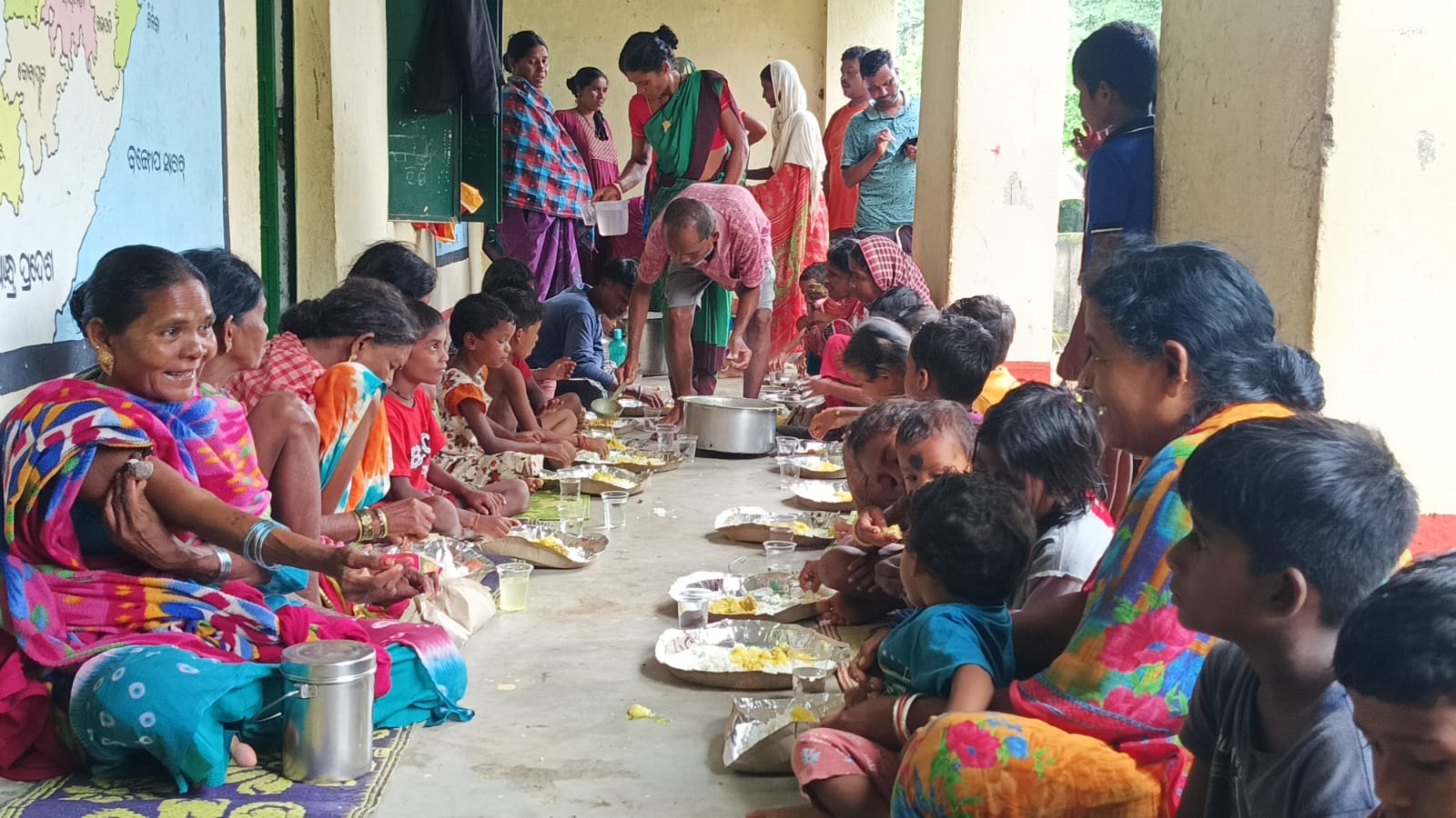 ବଙ୍ଗୋପସାଗରରେ ସୃଷ୍ଟି ହୋଇଥିବା ଗଭୀର ଅବପାତ ଜନିତ ବର୍ଷା ପରିସ୍ଥିତିରେ ଜନସୁରକ୍ଷାକୁ ସର୍ବୋଚ୍ଚ ପ୍ରାଥମିକତା ଦେଇ ତ୍ୱରିତ ଓ ସମନ୍ୱିତ ଭାବେ ପ୍ରସ୍ତୁତି  ଓ ରିଲିଫ୍ କାର୍ଯ୍ୟ ଜାରି ରହିଛି । ପ୍ରଭାବିତଙ୍କ ଆବଶ୍ୟକତା ପୂରଣକୁ ପ୍ରାଥମିକତା ଦିଆଯାଇ ରିଲିଫ୍ ଶିବିରରେ ଗ୍ରାମବାସୀଙ୍କ ପାଇଁ ପ୍ରସ୍ତୁତ ରନ୍ଧା ଖାଦ୍ୟ ପରିବେଷଣ କରାଯାଉଛି । ଶିବିରରେ ଆଶ୍ରୟ ନେଇଥିବା ପ୍ରଭାବିତଙ୍କ ନିକଟରେ ଖାଦ୍ୟ ସମେତ ଅନ୍ୟାନ୍ୟ ମୌଳିକ ସହାୟତା ପହଞ୍ଚାଇବା ପାଇଁ ଆବଶ୍ୟକ ସମସ୍ତ ବ୍ୟବସ୍ଥା ଜାରି ରହିଛି ।
