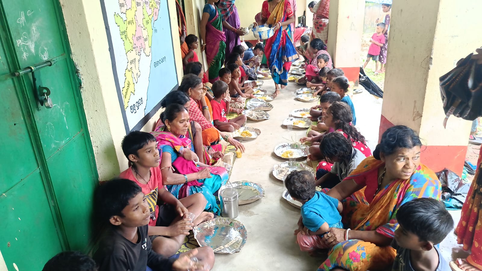 ବଙ୍ଗୋପସାଗରରେ ସୃଷ୍ଟି ହୋଇଥିବା ଗଭୀର ଅବପାତ ଜନିତ ବର୍ଷା ପରିସ୍ଥିତିରେ ଜନସୁରକ୍ଷାକୁ ସର୍ବୋଚ୍ଚ ପ୍ରାଥମିକତା ଦେଇ ତ୍ୱରିତ ଓ ସମନ୍ୱିତ ଭାବେ ପ୍ରସ୍ତୁତି  ଓ ରିଲିଫ୍ କାର୍ଯ୍ୟ ଜାରି ରହିଛି । ପ୍ରଭାବିତଙ୍କ ଆବଶ୍ୟକତା ପୂରଣକୁ ପ୍ରାଥମିକତା ଦିଆଯାଇ ରିଲିଫ୍ ଶିବିରରେ ଗ୍ରାମବାସୀଙ୍କ ପାଇଁ ପ୍ରସ୍ତୁତ ରନ୍ଧା ଖାଦ୍ୟ ପରିବେଷଣ କରାଯାଉଛି । ଶିବିରରେ ଆଶ୍ରୟ ନେଇଥିବା ପ୍ରଭାବିତଙ୍କ ନିକଟରେ ଖାଦ୍ୟ ସମେତ ଅନ୍ୟାନ୍ୟ ମୌଳିକ ସହାୟତା ପହଞ୍ଚାଇବା ପାଇଁ ଆବଶ୍ୟକ ସମସ୍ତ ବ୍ୟବସ୍ଥା ଜାରି ରହିଛି ।