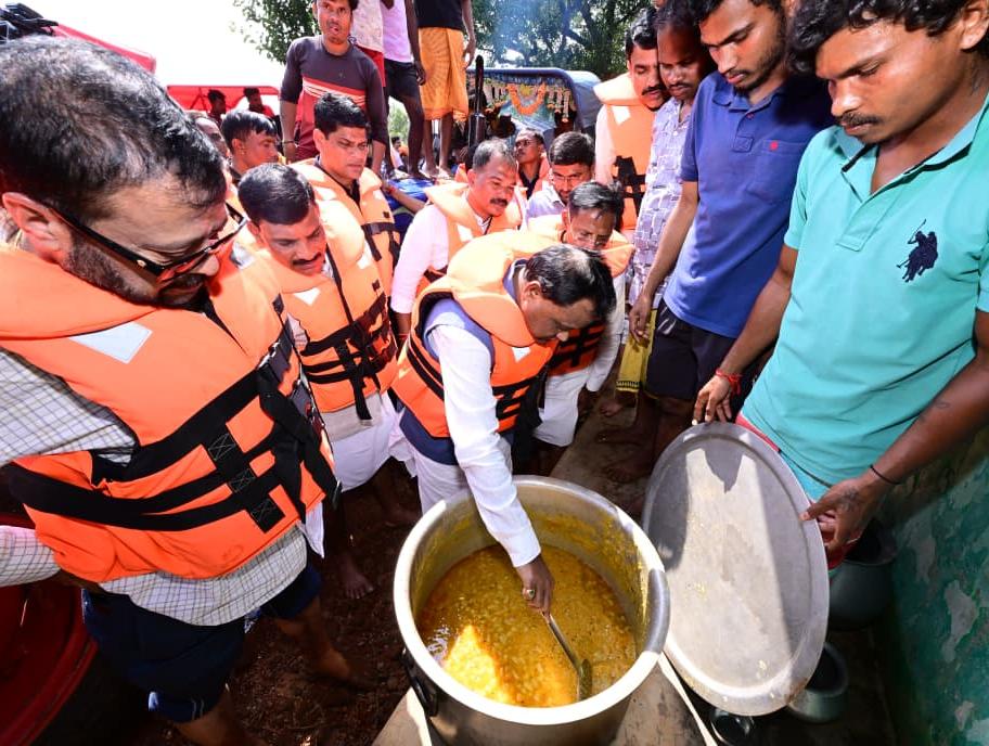 ମୁଖ୍ୟମନ୍ତ୍ରୀ ଶ୍ରୀ ମୋହନ ଚରଣ ମାଝୀ ଆଜି ଅବପାତ ଜନିତ ପ୍ରବଳ ବର୍ଷା ପ୍ରଭାବିତ ଅଞ୍ଚଳର ସ୍ଥିତି ଅନୁଧ୍ୟାନ କରିଛନ୍ତି ।