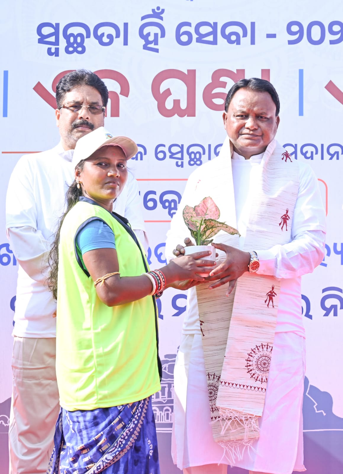 ସ୍ୱଚ୍ଛତାକୁ ଜନଆନ୍ଦୋଳନରେ ପରିଣତ କରିବାର ସଂକଳ୍ପ ସହ ଆଜି ଭୁବନେଶ୍ୱର ଖଣ୍ଡଗିରିଠାରେ ଆୟୋଜିତ "ଏକ ଦିନ, ଏକ ଘଣ୍ଟା, ଏକ ସାଥ୍ - ସ୍ୱଚ୍ଛତା ଅଭିଯାନ"ରେ ସାମିଲ ହୋଇ ମୁଖ୍ୟମନ୍ତ୍ରୀ ଶ୍ରୀ ମୋହନ ଚରଣ ମାଝୀ ଶ୍ରମଦାନ କରିଛନ୍ତି ।  ଏହି ଅବସରରେ ମୁଖ୍ୟମନ୍ତ୍ରୀ, ରାଜ୍ୟକୁ ସ୍ୱଚ୍ଛ, ସୁନ୍ଦର ତଥା ସବୁଜିମାମୟ କରି ଗଢ଼ିତୋଳିବା ସହ ଆମର ଐତିହ୍ୟ ସ୍ଥଳଗୁଡ଼ିକର ପରିମଳ ବ୍ୟବସ୍ଥା ବଜାୟ ରଖିବା ପାଇଁ ସମସ୍ତ ନାଗରିକଙ୍କ ସକ୍ରିୟ ଭାଗୀଦାରିତା କାମନା କରିବା ସହ ନିରନ୍ତର ସେବାରତ ସ୍ୱଚ୍ଛତା ସୈନିକମାନଙ୍କ ନିଷ୍ଠାପର ଉଦ୍ୟମକୁ ପ୍ରଶଂସା କରିଛନ୍ତି ।