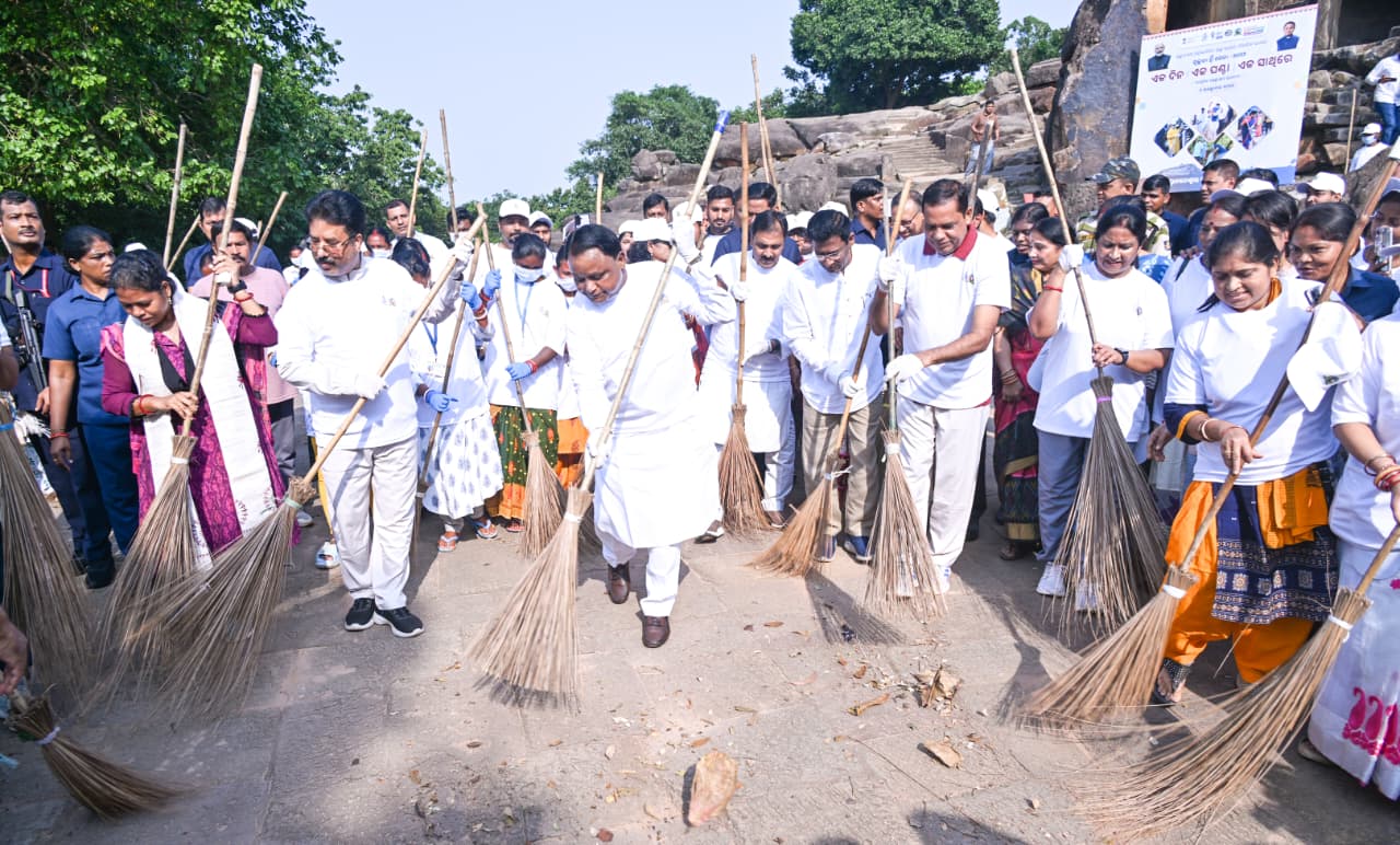 ସ୍ୱଚ୍ଛତାକୁ ଜନଆନ୍ଦୋଳନରେ ପରିଣତ କରିବାର ସଂକଳ୍ପ ସହ ଆଜି ଭୁବନେଶ୍ୱର ଖଣ୍ଡଗିରିଠାରେ ଆୟୋଜିତ "ଏକ ଦିନ, ଏକ ଘଣ୍ଟା, ଏକ ସାଥ୍ - ସ୍ୱଚ୍ଛତା ଅଭିଯାନ"ରେ ସାମିଲ ହୋଇ ମୁଖ୍ୟମନ୍ତ୍ରୀ ଶ୍ରୀ ମୋହନ ଚରଣ ମାଝୀ ଶ୍ରମଦାନ କରିଛନ୍ତି ।  ଏହି ଅବସରରେ ମୁଖ୍ୟମନ୍ତ୍ରୀ, ରାଜ୍ୟକୁ ସ୍ୱଚ୍ଛ, ସୁନ୍ଦର ତଥା ସବୁଜିମାମୟ କରି ଗଢ଼ିତୋଳିବା ସହ ଆମର ଐତିହ୍ୟ ସ୍ଥଳଗୁଡ଼ିକର ପରିମଳ ବ୍ୟବସ୍ଥା ବଜାୟ ରଖିବା ପାଇଁ ସମସ୍ତ ନାଗରିକଙ୍କ ସକ୍ରିୟ ଭାଗୀଦାରିତା କାମନା କରିବା ସହ ନିରନ୍ତର ସେବାରତ ସ୍ୱଚ୍ଛତା ସୈନିକମାନଙ୍କ ନିଷ୍ଠାପର ଉଦ୍ୟମକୁ ପ୍ରଶଂସା କରିଛନ୍ତି ।