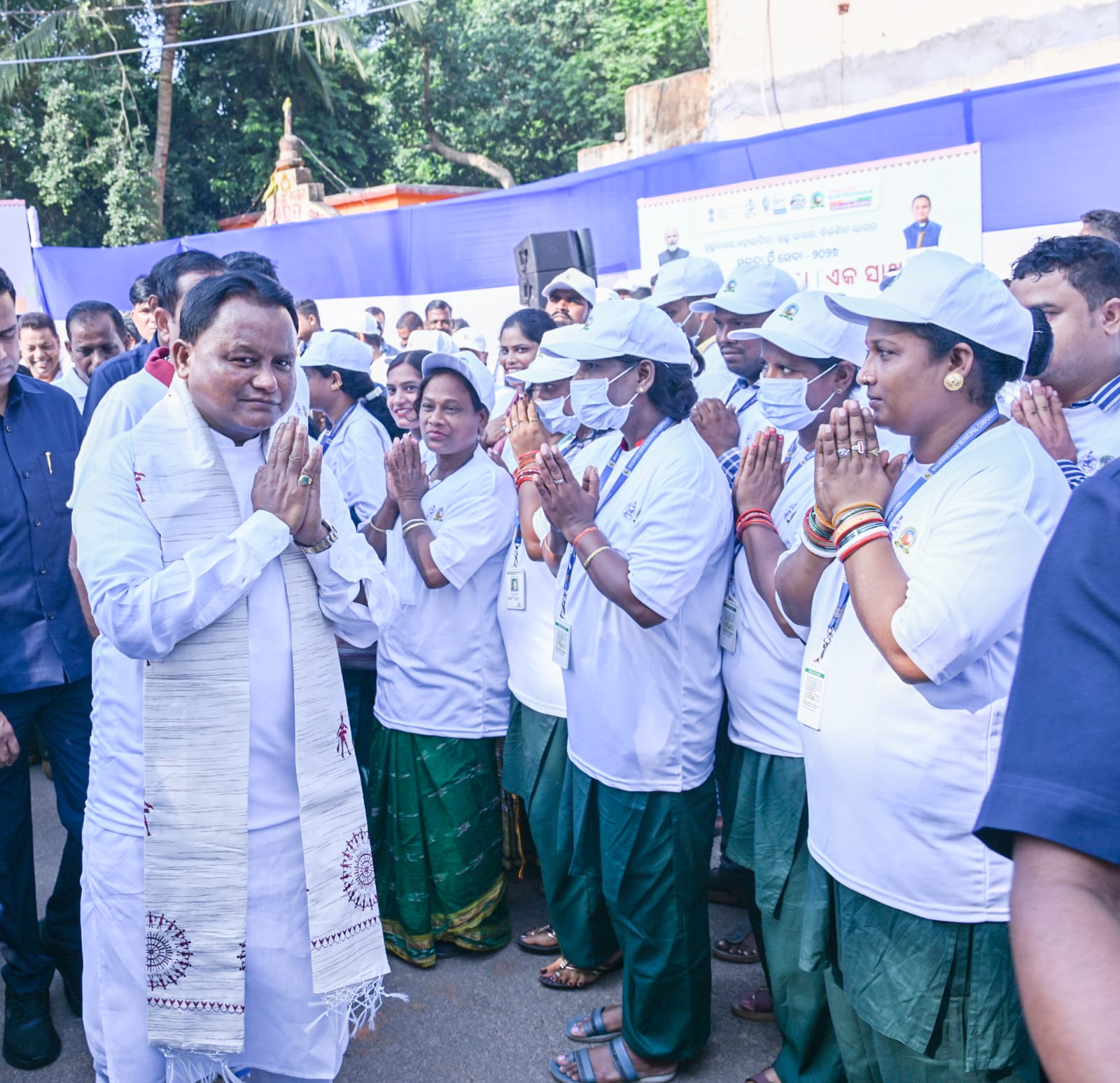 ସ୍ୱଚ୍ଛତାକୁ ଜନଆନ୍ଦୋଳନରେ ପରିଣତ କରିବାର ସଂକଳ୍ପ ସହ ଆଜି ଭୁବନେଶ୍ୱର ଖଣ୍ଡଗିରିଠାରେ ଆୟୋଜିତ "ଏକ ଦିନ, ଏକ ଘଣ୍ଟା, ଏକ ସାଥ୍ - ସ୍ୱଚ୍ଛତା ଅଭିଯାନ"ରେ ସାମିଲ ହୋଇ ମୁଖ୍ୟମନ୍ତ୍ରୀ ଶ୍ରୀ ମୋହନ ଚରଣ ମାଝୀ ଶ୍ରମଦାନ କରିଛନ୍ତି ।  ଏହି ଅବସରରେ ମୁଖ୍ୟମନ୍ତ୍ରୀ, ରାଜ୍ୟକୁ ସ୍ୱଚ୍ଛ, ସୁନ୍ଦର ତଥା ସବୁଜିମାମୟ କରି ଗଢ଼ିତୋଳିବା ସହ ଆମର ଐତିହ୍ୟ ସ୍ଥଳଗୁଡ଼ିକର ପରିମଳ ବ୍ୟବସ୍ଥା ବଜାୟ ରଖିବା ପାଇଁ ସମସ୍ତ ନାଗରିକଙ୍କ ସକ୍ରିୟ ଭାଗୀଦାରିତା କାମନା କରିବା ସହ ନିରନ୍ତର ସେବାରତ ସ୍ୱଚ୍ଛତା ସୈନିକମାନଙ୍କ ନିଷ୍ଠାପର ଉଦ୍ୟମକୁ ପ୍ରଶଂସା କରିଛନ୍ତି ।