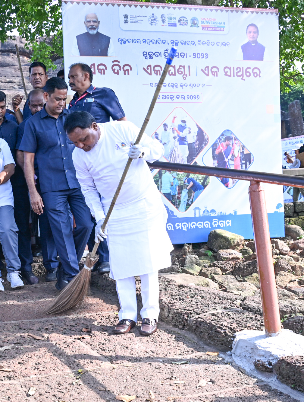 ସ୍ୱଚ୍ଛତାକୁ ଜନଆନ୍ଦୋଳନର ରୂପ ଦେବାକୁ ଆହ୍ୱାନ: ଖଣ୍ଡଗିରିରେ ‘ଏକ ଦିନ, ଏକ ଘଣ୍ଟା, ଏକ ସାଥ୍’ ସ୍ୱଚ୍ଛତା ଅଭିଯାନରେ ମୁଖ୍ୟମନ୍ତ୍ରୀ