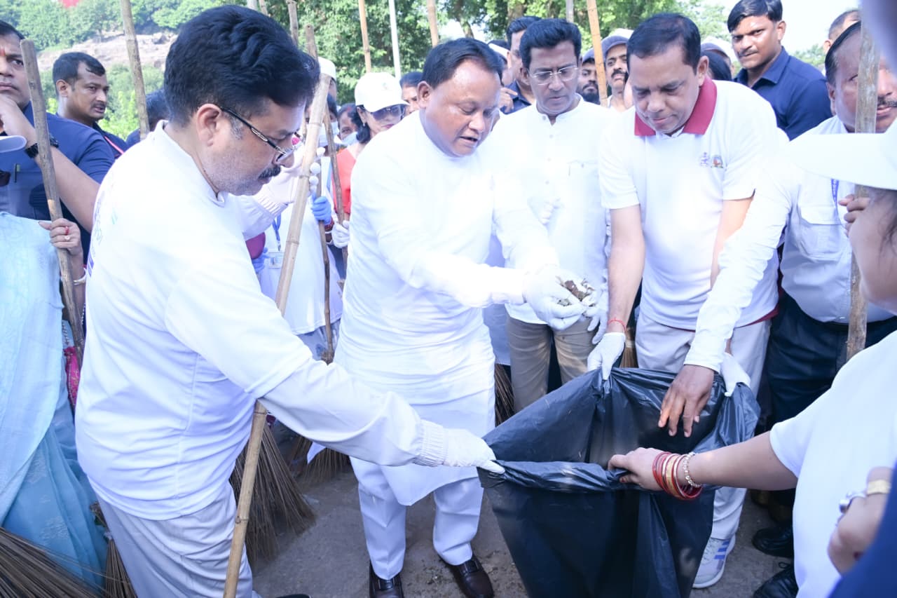 ସ୍ୱଚ୍ଛତାକୁ ଜନଆନ୍ଦୋଳନରେ ପରିଣତ କରିବାର ସଂକଳ୍ପ ସହ ଆଜି ଭୁବନେଶ୍ୱର ଖଣ୍ଡଗିରିଠାରେ ଆୟୋଜିତ "ଏକ ଦିନ, ଏକ ଘଣ୍ଟା, ଏକ ସାଥ୍ - ସ୍ୱଚ୍ଛତା ଅଭିଯାନ"ରେ ସାମିଲ ହୋଇ ମୁଖ୍ୟମନ୍ତ୍ରୀ ଶ୍ରୀ ମୋହନ ଚରଣ ମାଝୀ ଶ୍ରମଦାନ କରିଛନ୍ତି ।  ଏହି ଅବସରରେ ମୁଖ୍ୟମନ୍ତ୍ରୀ, ରାଜ୍ୟକୁ ସ୍ୱଚ୍ଛ, ସୁନ୍ଦର ତଥା ସବୁଜିମାମୟ କରି ଗଢ଼ିତୋଳିବା ସହ ଆମର ଐତିହ୍ୟ ସ୍ଥଳଗୁଡ଼ିକର ପରିମଳ ବ୍ୟବସ୍ଥା ବଜାୟ ରଖିବା ପାଇଁ ସମସ୍ତ ନାଗରିକଙ୍କ ସକ୍ରିୟ ଭାଗୀଦାରିତା କାମନା କରିବା ସହ ନିରନ୍ତର ସେବାରତ ସ୍ୱଚ୍ଛତା ସୈନିକମାନଙ୍କ ନିଷ୍ଠାପର ଉଦ୍ୟମକୁ ପ୍ରଶଂସା କରିଛନ୍ତି ।