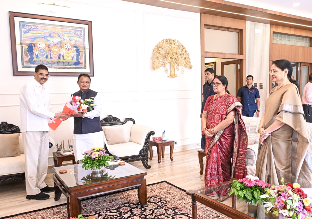 Chief Minister Pays Courtesy Visit to Governor at Lok Bhavan