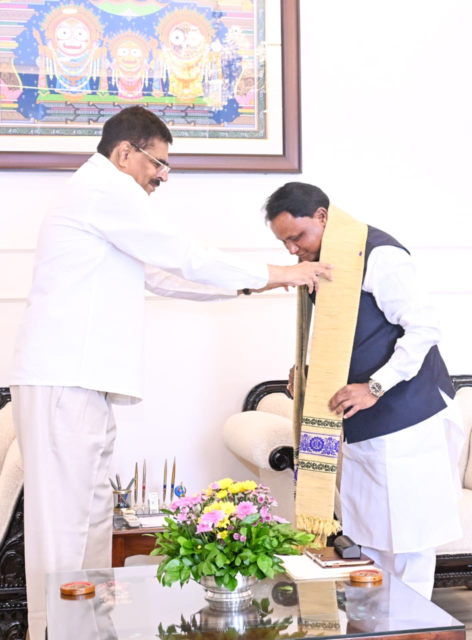 Chief Minister Pays Courtesy Visit to Governor at Lok Bhavan