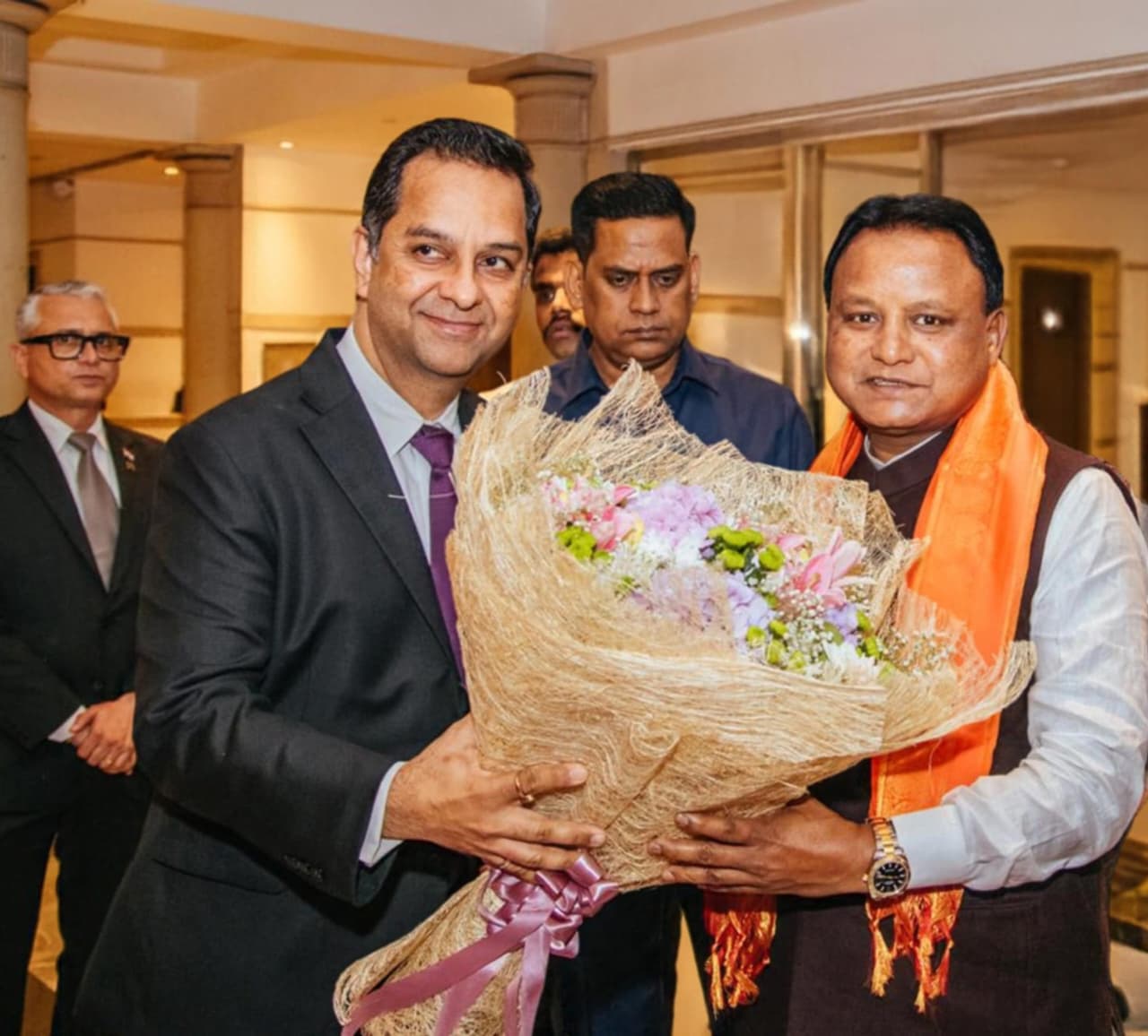 ଦୁଇଦିନିଆ ଗସ୍ତରେ ମୁମ୍ବାଇରେ ପହଞ୍ଚିଛନ୍ତି ଓଡ଼ିଶାର ମୁଖ୍ୟମନ୍ତ୍ରୀ ଶ୍ରୀ ମୋହନ ଚରଣ ମାଝୀ । ରସାୟନ ଓ ପେଟ୍ରୋକେମିକାଲ୍ ଶିଳ୍ପ କ୍ଷେତ୍ରରେ ଓଡ଼ିଶାର ନିବେଶ ସମ୍ଭାବନାକୁ ଦେଶ ତଥା ଅନ୍ତର୍ଜାତୀୟ ଶିଳ୍ପ ଜଗତ ସମ୍ମୁଖରେ ଉପସ୍ଥାପନ କରିବା ଏହି ଗସ୍ତର ପ୍ରମୁଖ ଉଦ୍ଦେଶ୍ୟ । ଆସନ୍ତାକାଲି ମୁଖ୍ୟମନ୍ତ୍ରୀ ଇଣ୍ଡିଆ କେମ୍ ୨୦୨୬ର ଉଦ୍‌ଘାଟନୀ ଅଧିବେଶନ ଏବଂ ସିଇଓ ରାଉଣ୍ଡଟେବୁଲ୍‌ରେ ଯୋଗଦେବେ।   ଏହି ଅବସରରେ ପ୍ରମୁଖ ଶିଳ୍ପପତି ଓ ନିବେଶକଙ୍କ ସହ ଆଲୋଚନା କରି ରାଜ୍ୟରେ ନୂଆ ଶିଳ୍ପ ପ୍ରତିଷ୍ଠା ଓ ପୁଞ୍ଜିନିବେଶର ସମ୍ଭାବନାକୁ ଆଗକୁ ବଢ଼ାଇବା ଉପରେ ଗୁରୁତ୍ୱ ଦିଆଯିବ । କୋଲ୍ ଗ୍ୟାସିଫିକେସନ୍ ଏବଂ ଏକ ସ୍ୱତନ୍ତ୍ର ବୃହତ୍ ରସାୟନ 