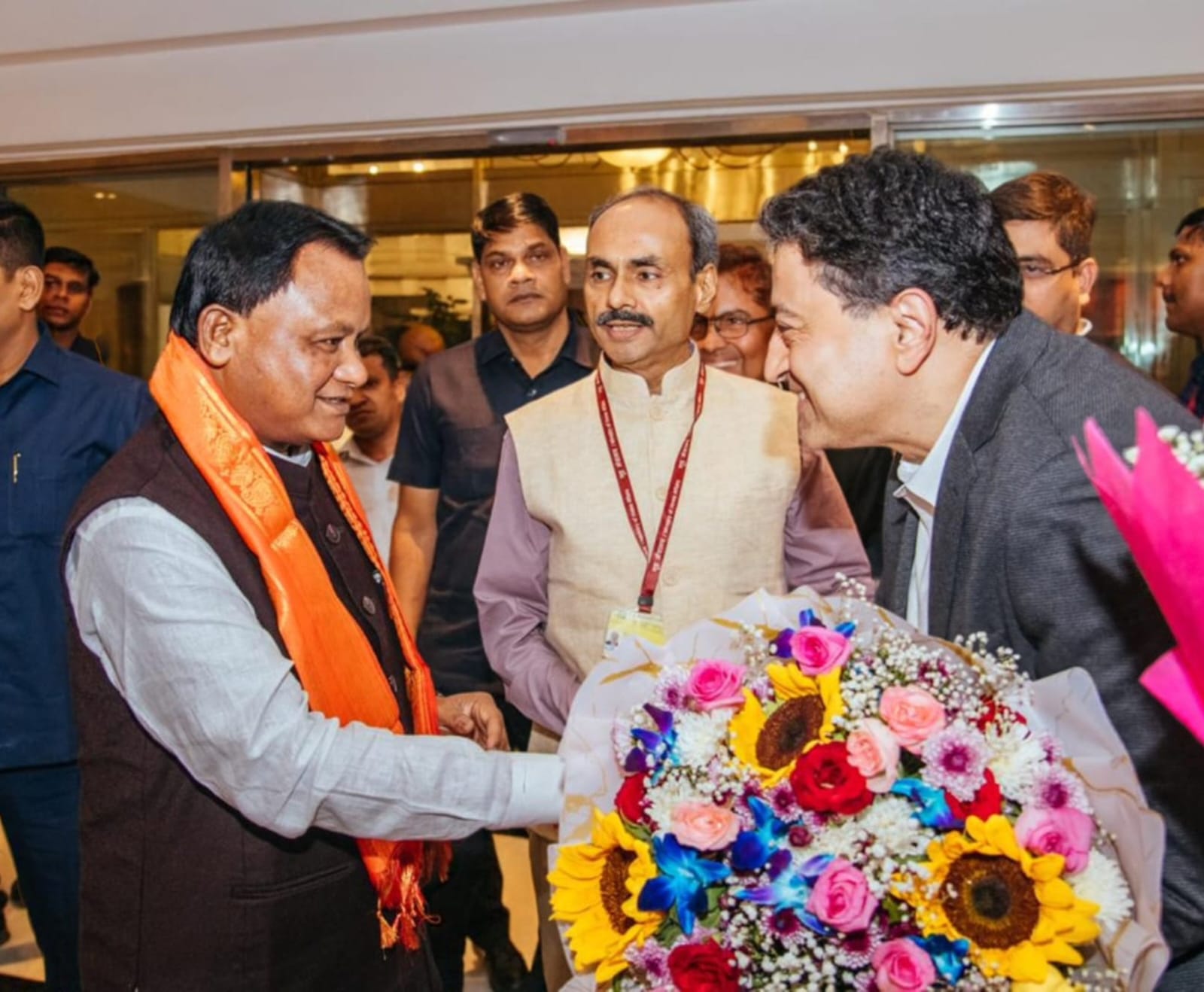 ଦୁଇଦିନିଆ ଗସ୍ତରେ ମୁମ୍ବାଇରେ ପହଞ୍ଚିଛନ୍ତି ଓଡ଼ିଶାର ମୁଖ୍ୟମନ୍ତ୍ରୀ ଶ୍ରୀ ମୋହନ ଚରଣ ମାଝୀ । ରସାୟନ ଓ ପେଟ୍ରୋକେମିକାଲ୍ ଶିଳ୍ପ କ୍ଷେତ୍ରରେ ଓଡ଼ିଶାର ନିବେଶ ସମ୍ଭାବନାକୁ ଦେଶ ତଥା ଅନ୍ତର୍ଜାତୀୟ ଶିଳ୍ପ ଜଗତ ସମ୍ମୁଖରେ ଉପସ୍ଥାପନ କରିବା ଏହି ଗସ୍ତର ପ୍ରମୁଖ ଉଦ୍ଦେଶ୍ୟ । ଆସନ୍ତାକାଲି ମୁଖ୍ୟମନ୍ତ୍ରୀ ଇଣ୍ଡିଆ କେମ୍ ୨୦୨୬ର ଉଦ୍‌ଘାଟନୀ ଅଧିବେଶନ ଏବଂ ସିଇଓ ରାଉଣ୍ଡଟେବୁଲ୍‌ରେ ଯୋଗଦେବେ।   ଏହି ଅବସରରେ ପ୍ରମୁଖ ଶିଳ୍ପପତି ଓ ନିବେଶକଙ୍କ ସହ ଆଲୋଚନା କରି ରାଜ୍ୟରେ ନୂଆ ଶିଳ୍ପ ପ୍ରତିଷ୍ଠା ଓ ପୁଞ୍ଜିନିବେଶର ସମ୍ଭାବନାକୁ ଆଗକୁ ବଢ଼ାଇବା ଉପରେ ଗୁରୁତ୍ୱ ଦିଆଯିବ । କୋଲ୍ ଗ୍ୟାସିଫିକେସନ୍ ଏବଂ ଏକ ସ୍ୱତନ୍ତ୍ର ବୃହତ୍ ରସାୟନ 