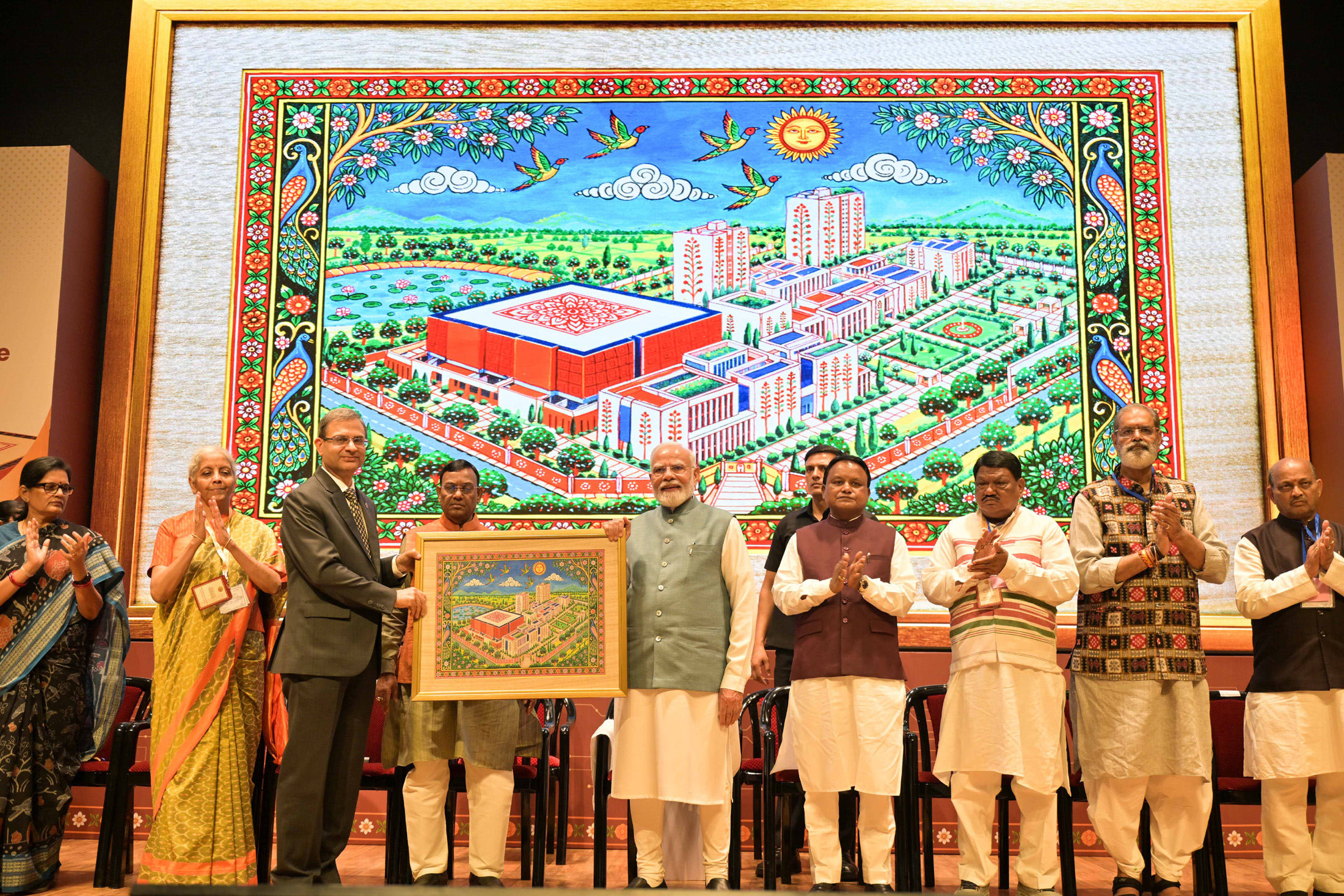 ମାନ୍ୟବର ପ୍ରଧାନମନ୍ତ୍ରୀ ଶ୍ରୀ ନରେନ୍ଦ୍ର ମୋଦୀ ଓଡ଼ିଶାର ରାଜଧାନୀ ଭୁବନେଶ୍ୱରଠାରେ ଭାରତୀୟ ରିଜର୍ଭ ବ୍ୟାଙ୍କ (RBI)ର ନୂତନ ଡାଟା ସେଣ୍ଟର ଏବଂ ସାଇବର ସୁରକ୍ଷା ପ୍ରଶିକ୍ଷଣ ପ୍ରତିଷ୍ଠାନର ଶୁଭାରମ୍ଭ କରିଛନ୍ତି । ଏହି ଅନୁଷ୍ଠାନଗୁଡ଼ିକ ଦେଶର ଆର୍ଥିକ ସୁରକ୍ଷା ଏବଂ ଡିଜିଟାଲ୍ ବ୍ୟାଙ୍କିଂ ଭିତ୍ତିଭୂମିକୁ ଅଧିକ ସୁଦୃଢ଼ କରିବାରେ ଏକ ମାଇଲଖୁଣ୍ଟ ସାଧିତ କରିବ ବୋଲି ସେ ମତବ୍ୟକ୍ତ କରିଛନ୍ତି ।  କାର୍ଯ୍ୟକ୍ରମକୁ ସମ୍ବୋଧିତ କରି ପ୍ରଧାନମନ୍ତ୍ରୀ କହିଥିଲେ ଯେ, ଭାରତର ଶାସନ ବ୍ୟବସ୍ଥା ବର୍ତ୍ତମାନ ଏକ ଜନକଲ୍ୟାଣକାରୀ ଏବଂ ସକ୍ରିୟ ଆଭିମୁଖ୍ୟରେ ପରିଣତ ହୋଇଛି । ସମାବେଶୀ ବିକାଶ, ଆର୍ଥିକ ସଶକ୍ତୀକରଣ ଏବଂ ସମାଜର ଶେଷ ପଂକ୍ତି
