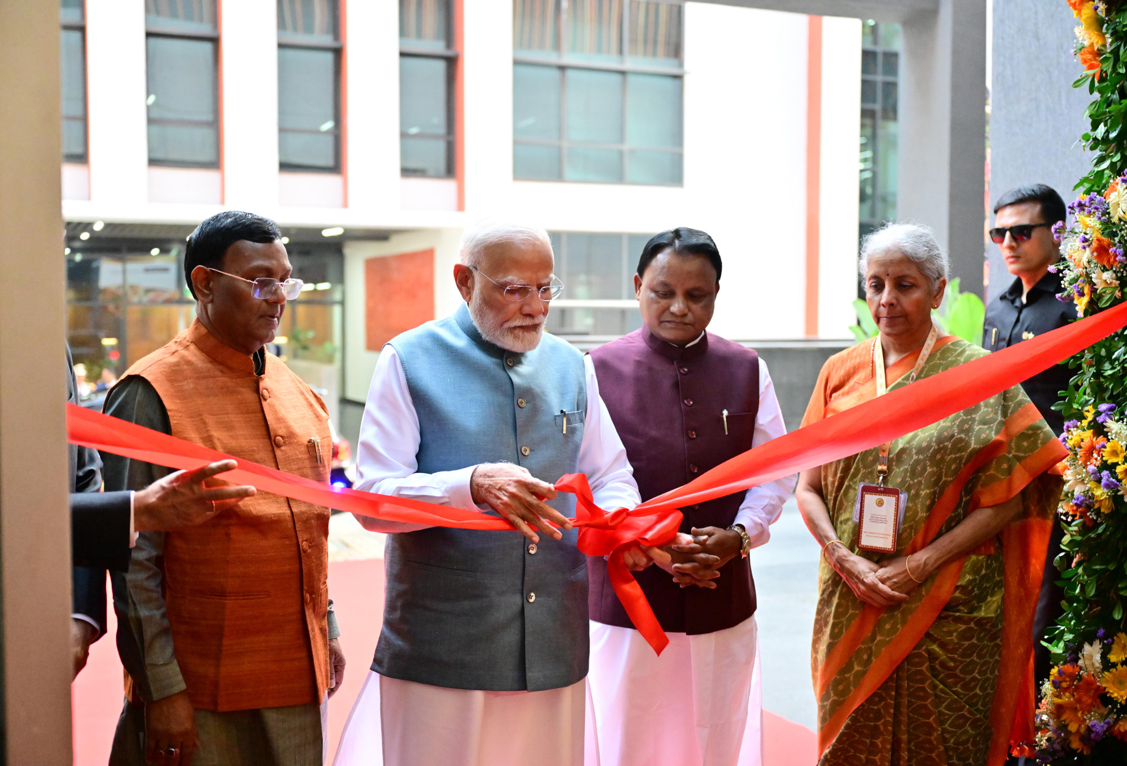 ମାନ୍ୟବର ପ୍ରଧାନମନ୍ତ୍ରୀ ଶ୍ରୀ ନରେନ୍ଦ୍ର ମୋଦୀ ଓଡ଼ିଶାର ରାଜଧାନୀ ଭୁବନେଶ୍ୱରଠାରେ ଭାରତୀୟ ରିଜର୍ଭ ବ୍ୟାଙ୍କ (RBI)ର ନୂତନ ଡାଟା ସେଣ୍ଟର ଏବଂ ସାଇବର ସୁରକ୍ଷା ପ୍ରଶିକ୍ଷଣ ପ୍ରତିଷ୍ଠାନର ଶୁଭାରମ୍ଭ କରିଛନ୍ତି । ଏହି ଅନୁଷ୍ଠାନଗୁଡ଼ିକ ଦେଶର ଆର୍ଥିକ ସୁରକ୍ଷା ଏବଂ ଡିଜିଟାଲ୍ ବ୍ୟାଙ୍କିଂ ଭିତ୍ତିଭୂମିକୁ ଅଧିକ ସୁଦୃଢ଼ କରିବାରେ ଏକ ମାଇଲଖୁଣ୍ଟ ସାଧିତ କରିବ ବୋଲି ସେ ମତବ୍ୟକ୍ତ କରିଛନ୍ତି ।  କାର୍ଯ୍ୟକ୍ରମକୁ ସମ୍ବୋଧିତ କରି ପ୍ରଧାନମନ୍ତ୍ରୀ କହିଥିଲେ ଯେ, ଭାରତର ଶାସନ ବ୍ୟବସ୍ଥା ବର୍ତ୍ତମାନ ଏକ ଜନକଲ୍ୟାଣକାରୀ ଏବଂ ସକ୍ରିୟ ଆଭିମୁଖ୍ୟରେ ପରିଣତ ହୋଇଛି । ସମାବେଶୀ ବିକାଶ, ଆର୍ଥିକ ସଶକ୍ତୀକରଣ ଏବଂ ସମାଜର ଶେଷ ପଂକ୍ତି