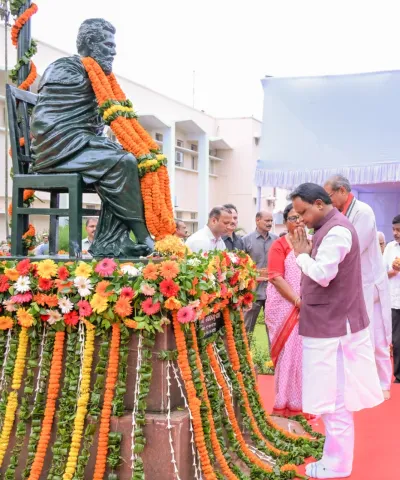 98th death anniversary of Utkalmani Pandit Gopabandhu Das: Chief Minister pays floral tributes
