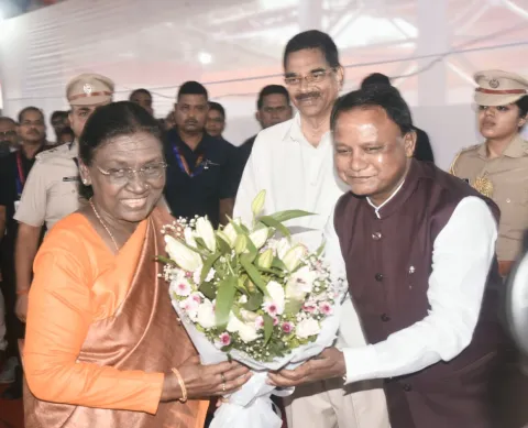 ବ୍ରହ୍ମପୁର ରେଳଷ୍ଟେସନରେ ରାଷ୍ଟ୍ରପତିଙ୍କୁ ରାଜ୍ୟପାଳ ଓ ମୁଖ୍ୟମନ୍ତ୍ରୀଙ୍କ ସ୍ୱାଗତ