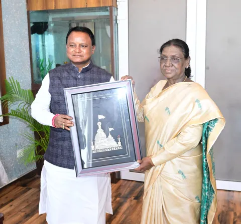 Chief Minister Presents Memento to President Droupadi Murmu at Gopalpur