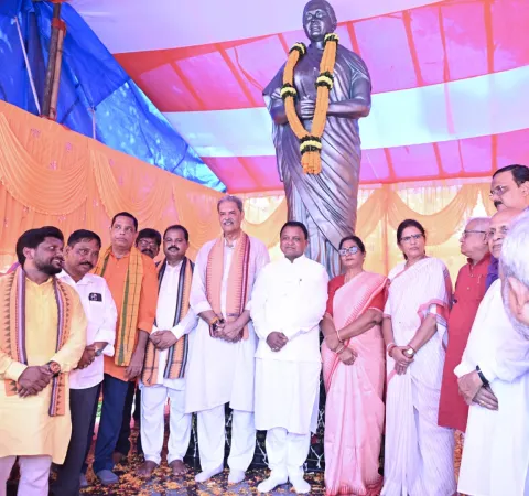 ସ୍ୱର୍ଗତ ସରଳା ଦେବୀଙ୍କ ପ୍ରତିମୂର୍ତ୍ତି ଉନ୍ମୋଚନ କଲେ ମୁଖ୍ୟମନ୍ତ୍ରୀ