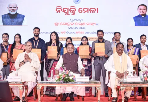 ୧୬ତମ ନିଯୁକ୍ତି ମେଳାରେ ୧,୩୨୬ ନବନିଯୁକ୍ତଙ୍କୁ ନିଯୁକ୍ତିପତ୍ର ପ୍ରଦାନ କଲେ ମୁଖ୍ୟମନ୍ତ୍ରୀ