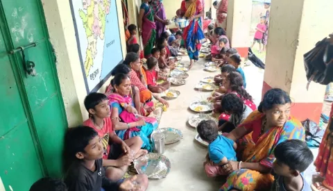 ଗଭୀର ଅବପାତଜନିତ ବର୍ଷା: ଜନସୁରକ୍ଷାକୁ ସର୍ବୋଚ୍ଚ ପ୍ରାଥମିକତା, ରିଲିଫ୍ ଶିବିରରେ ପ୍ରଭାବିତଙ୍କୁ ପ୍ରସ୍ତୁତ ରନ୍ଧା ଖାଦ୍ୟ ପରିବେଷଣ