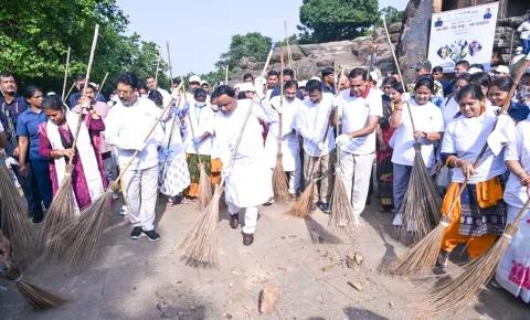 ସ୍ୱଚ୍ଛତାକୁ ଜନଆନ୍ଦୋଳନର ରୂପ ଦେବାକୁ ଆହ୍ୱାନ: ଖଣ୍ଡଗିରିରେ ‘ଏକ ଦିନ, ଏକ ଘଣ୍ଟା, ଏକ ସାଥ୍’ ସ୍ୱଚ୍ଛତା ଅଭିଯାନରେ ମୁଖ୍ୟମନ୍ତ୍ରୀ