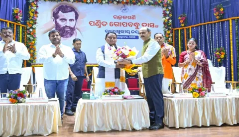 ଉତ୍କଳମଣି ଗୋପବନ୍ଧୁ ଦାସଙ୍କ ଆଦର୍ଶରେ ସମୃଦ୍ଧ ଓଡ଼ିଶା ଗଠନ ପାଇଁ ସରକାର ପ୍ରତିବଦ୍ଧ: ମୁଖ୍ୟମନ୍ତ୍ରୀ